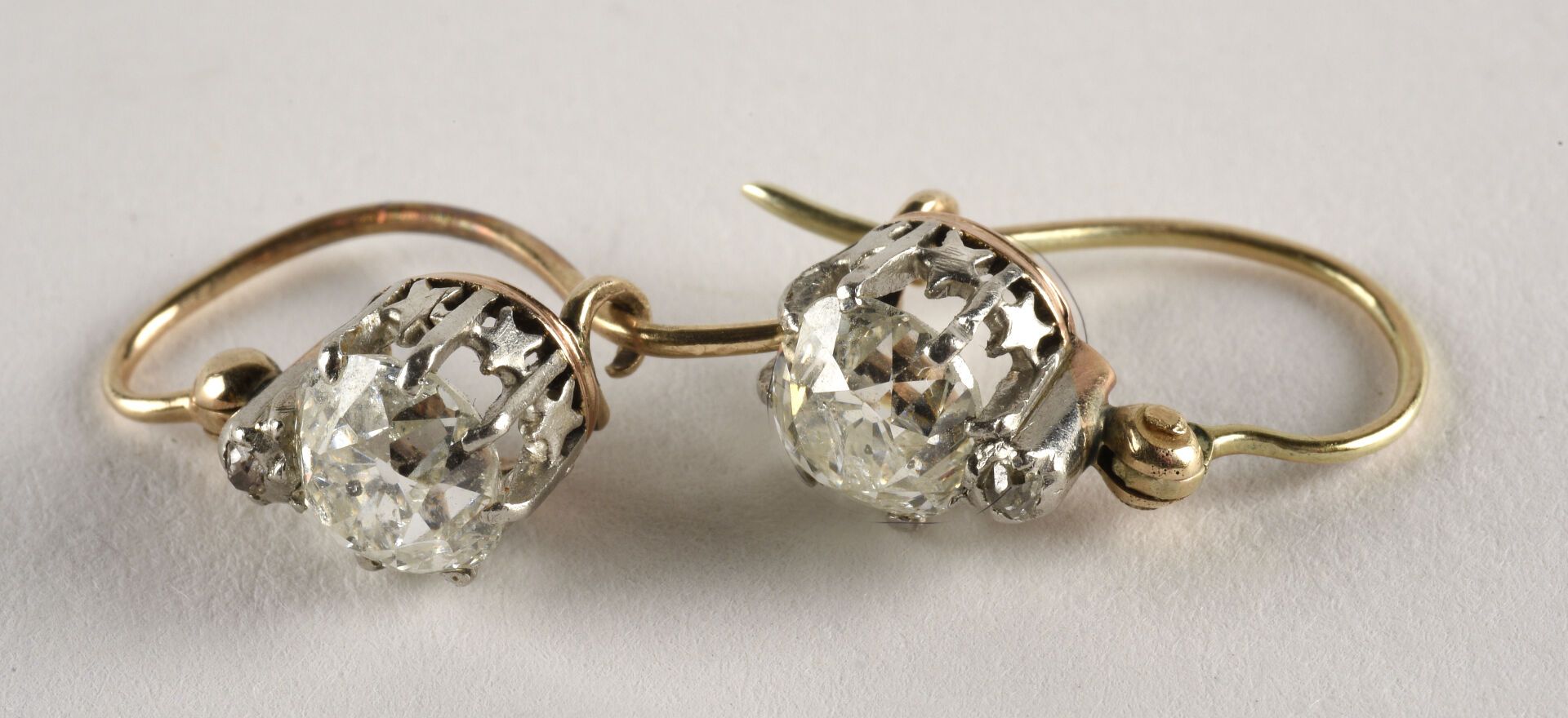 Null 被称为 "dormeuses "的一对耳环，18K黄金和18K白金（750千分之一），每一个都有一颗旧尺寸的钻石，大约0.60克拉，每一个都有一个钻石&hellip;