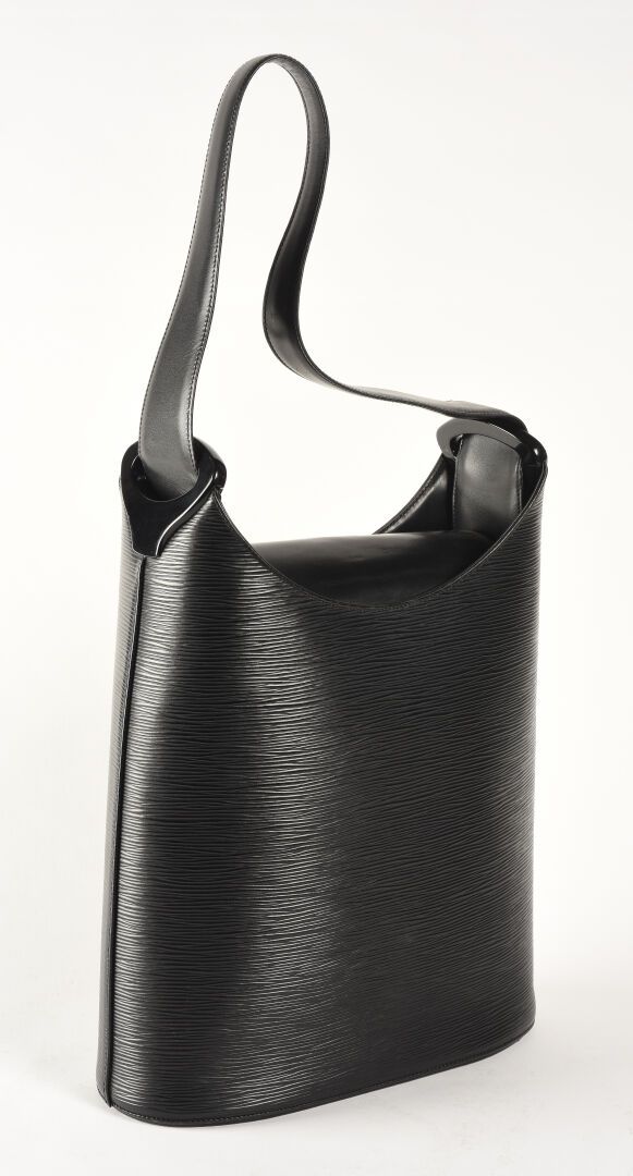 LOUIS VUITTON Sac modèle Verseau en cuir épi et plexiglas noir. 

La poignée en &hellip;