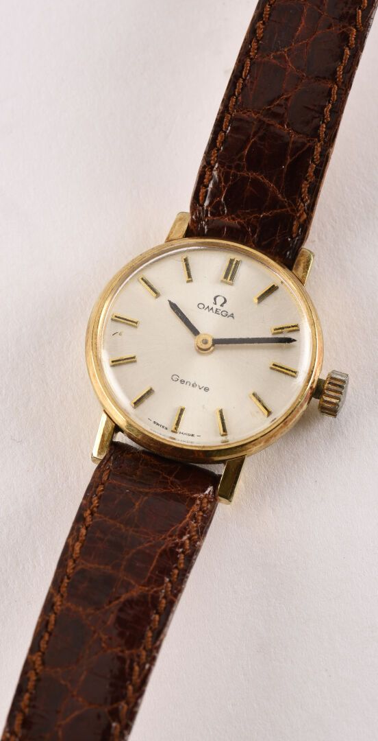 OMEGA Genève vers 1965 Reloj de señora de acero chapado, caja redonda, bisel lis&hellip;