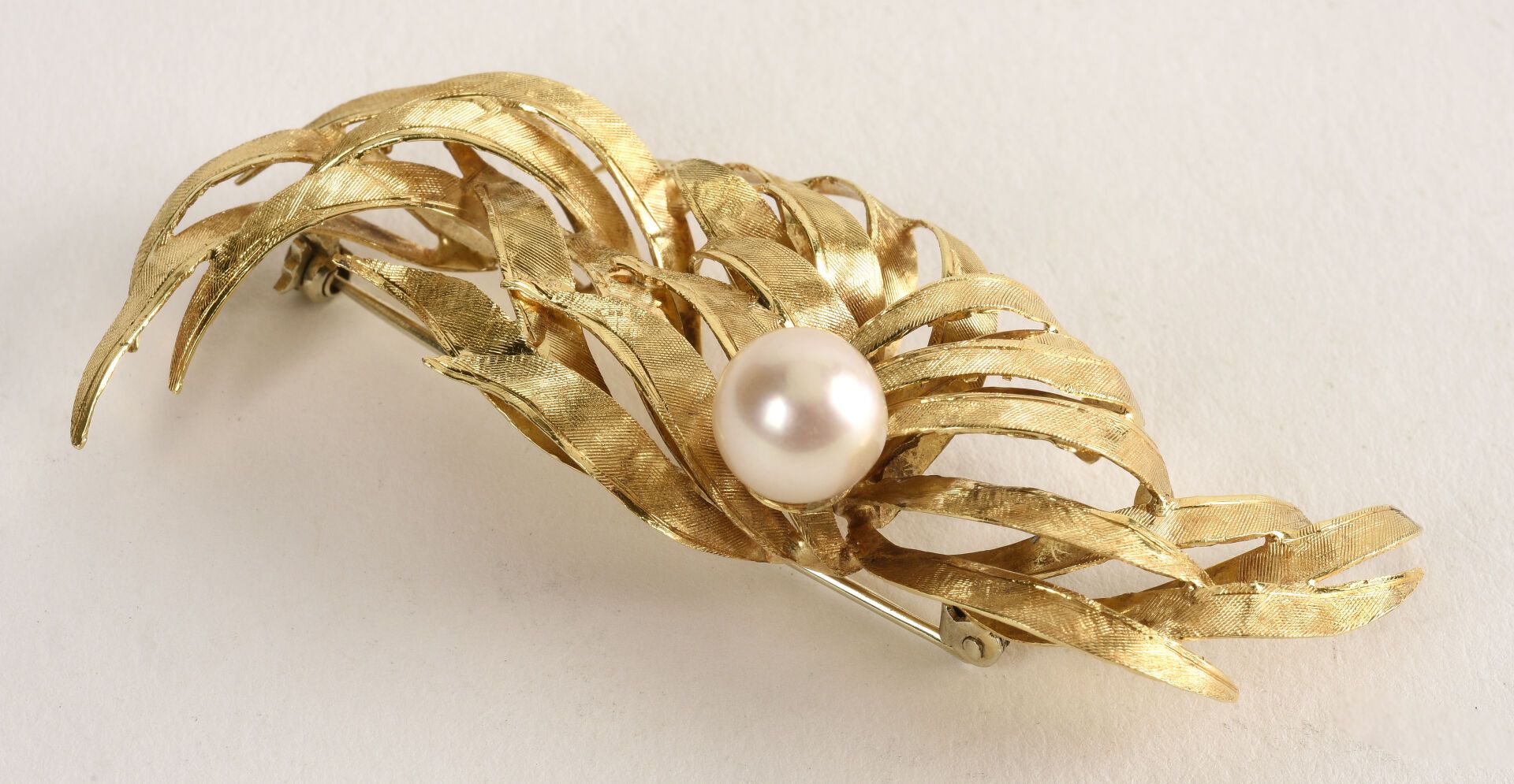 Null 黄金18K（千分之七十五）胸针 "Gerbe"，上有一颗白色养殖珍珠。

1940年的工作。

珍珠的直径：大约8.4毫米。

P.毛重：13.1克。