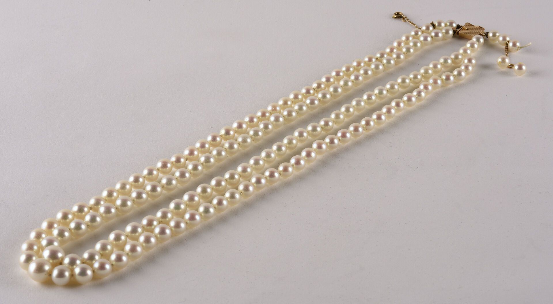 Null 一条白色养殖珍珠的双串项链。

黄金棘轮扣，安全链。

珍珠的直径：5.6至8.6毫米左右。

(要重新上弦)。