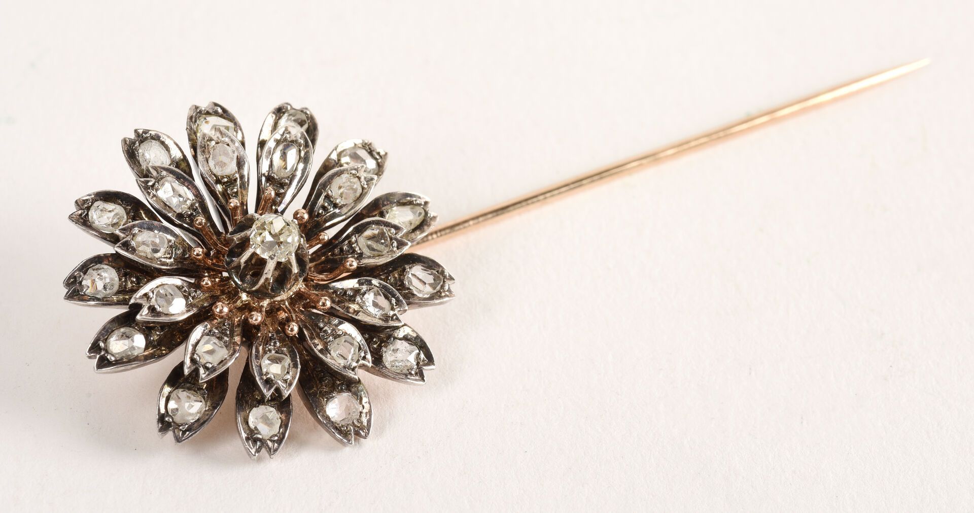 Null 一枚14K（585千分之一）玫瑰金领带针，内衬银（800千分之一），上面有一个用老式切割钻石和钻石玫瑰装扮的花卉图案。

19世纪末的作品。

P.毛&hellip;