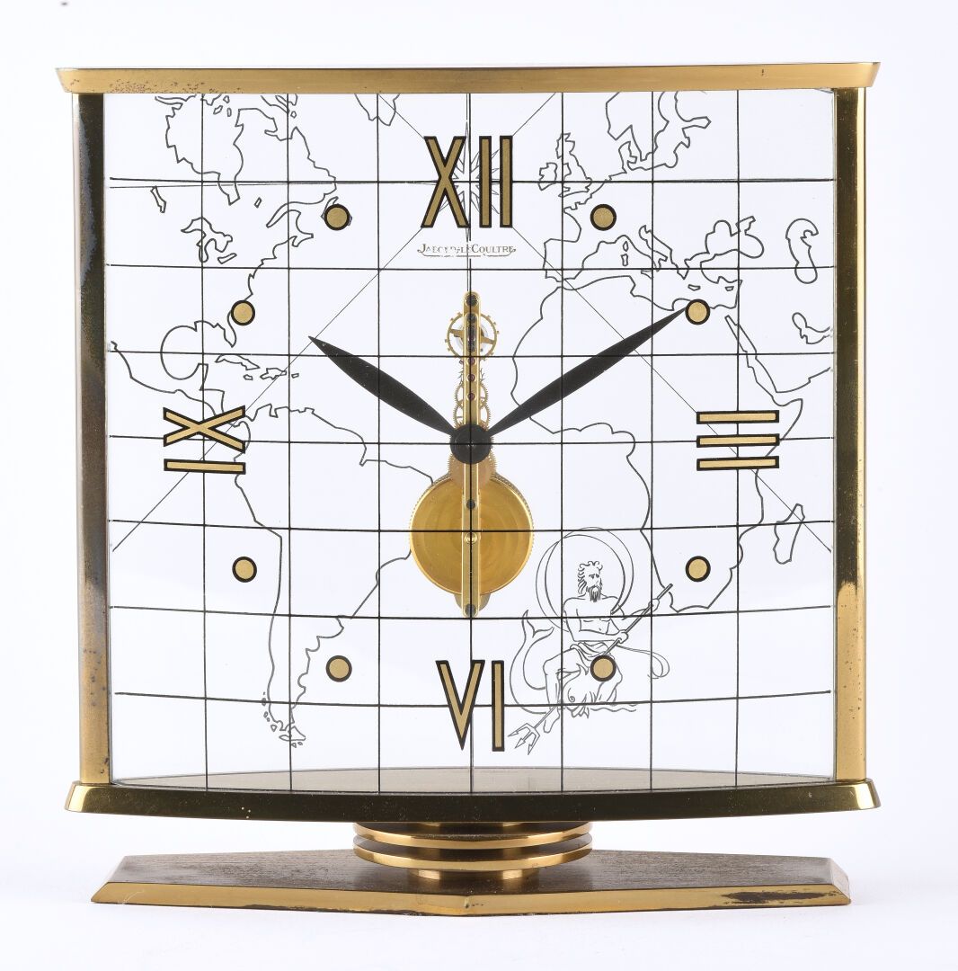 JAEGER-LECOULTRE 约1950年。方形鎏金黄铜台钟。镂空表盘上有金色和黑色的罗马数字和指数，背面玻璃上绘有世界地图和海王星。

8天机械 "长条形&hellip;