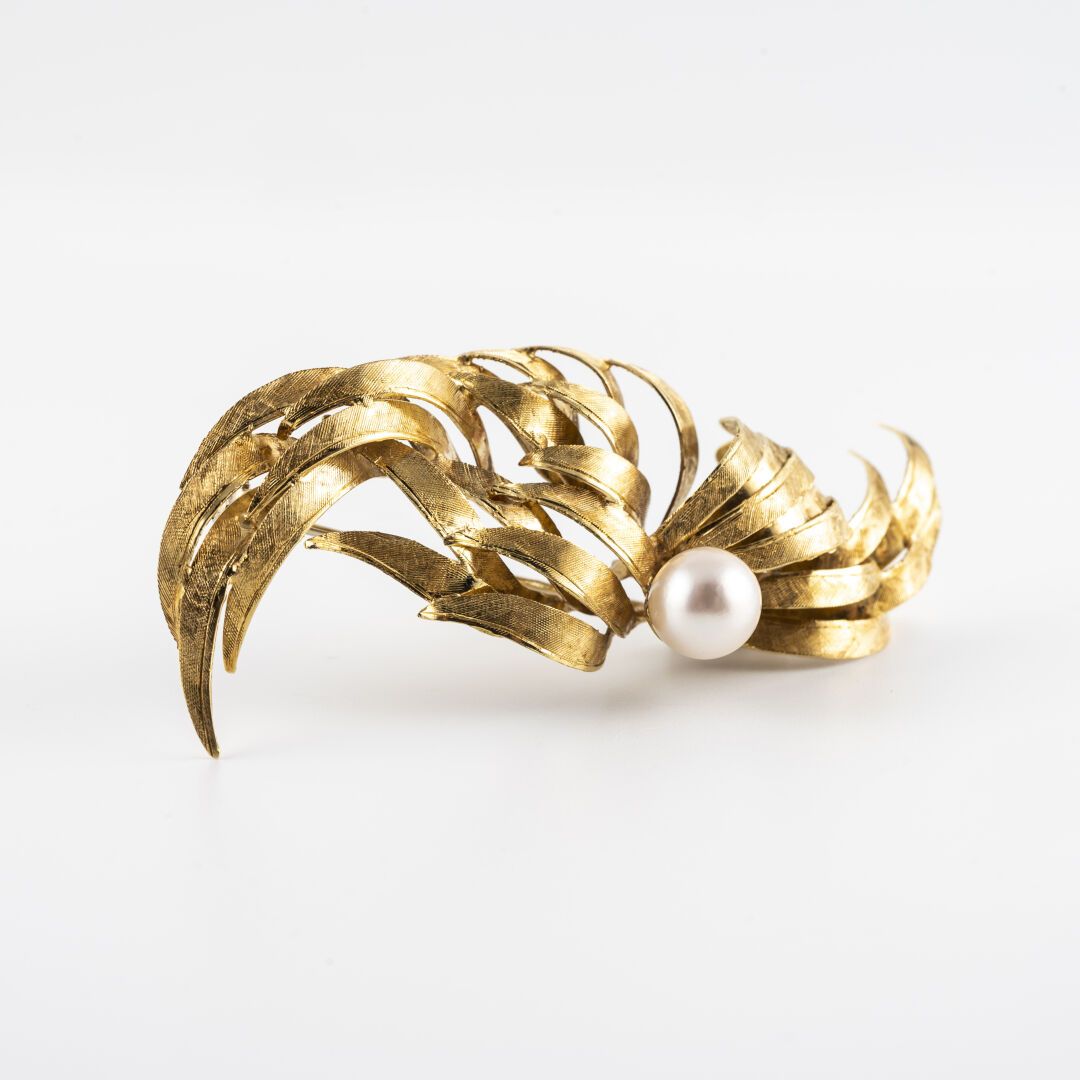 Null Broche "Gerbe" en or jaune (750) ciselé ornée d'une perle de culture blanch&hellip;