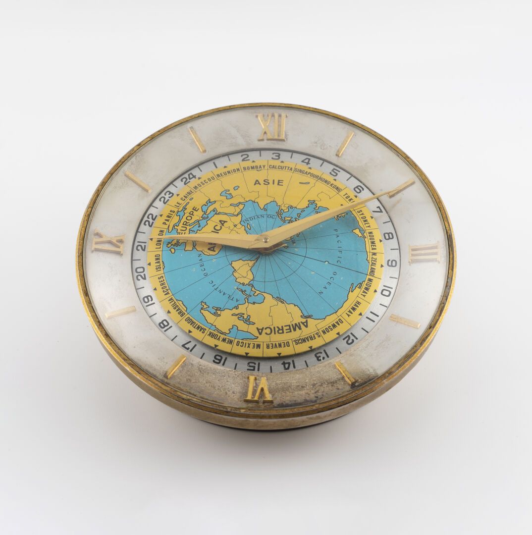 IMHOF "World Time" vers 1955 Pendulette de bureau circulaire en laiton doré. 

L&hellip;