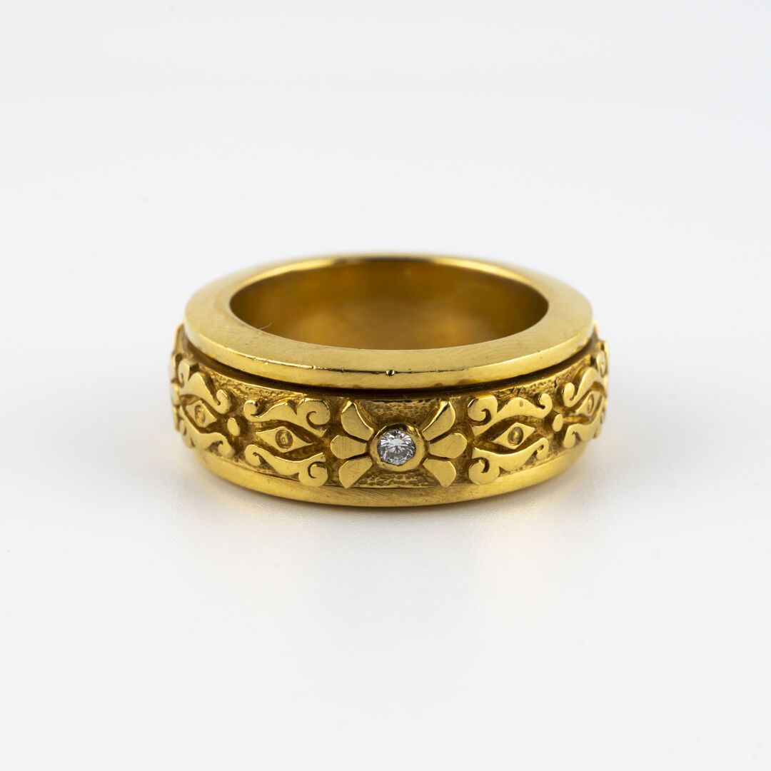 Null Bague jonc en or jaune (750) à décor de volutes feuillagées stylisées et or&hellip;