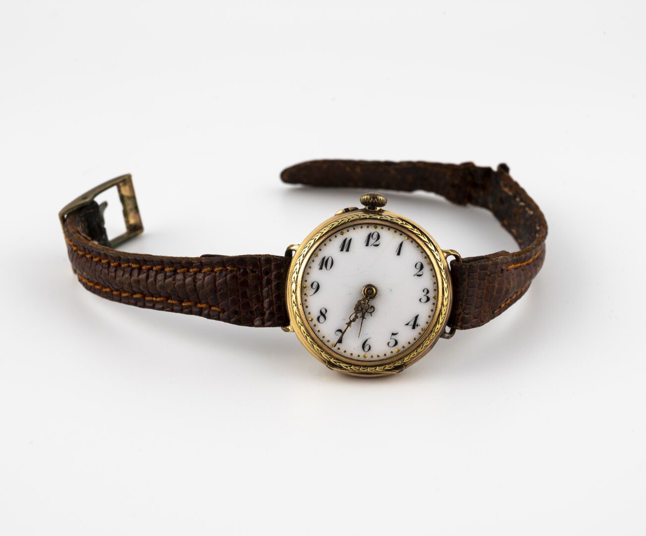 Montre d'infirmière vers 1920 Élégante montre de dame. 

Boitier rond deux ors, &hellip;