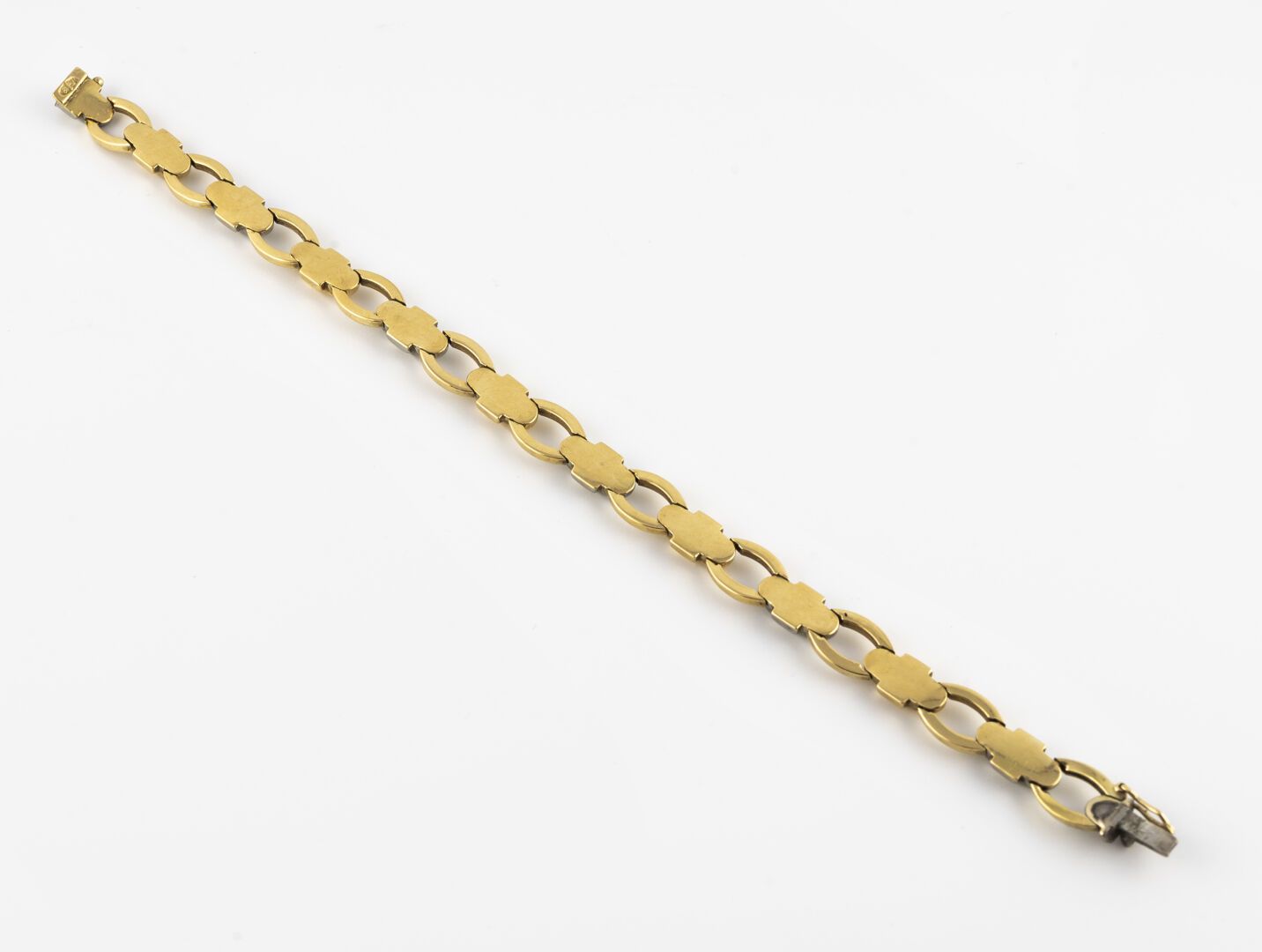 Null Un bracelet en or jaune et or gris (585) à maillons ovales ajourés alternés&hellip;