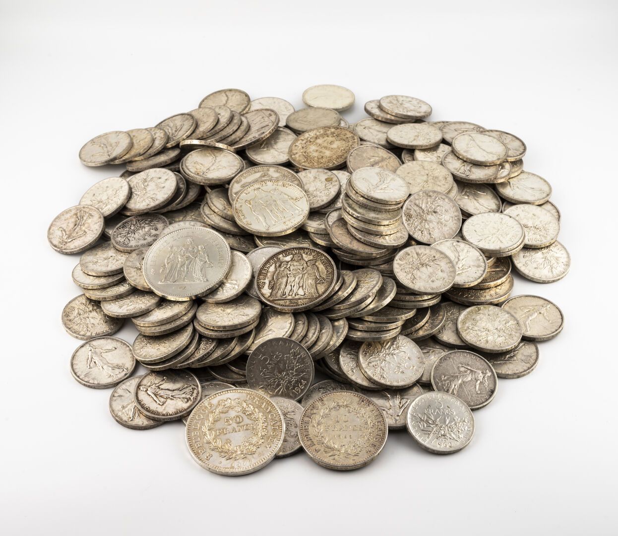 Null Ensemble de pièces en argent, comprenant : 

- 197 pièces de 5 francs type &hellip;