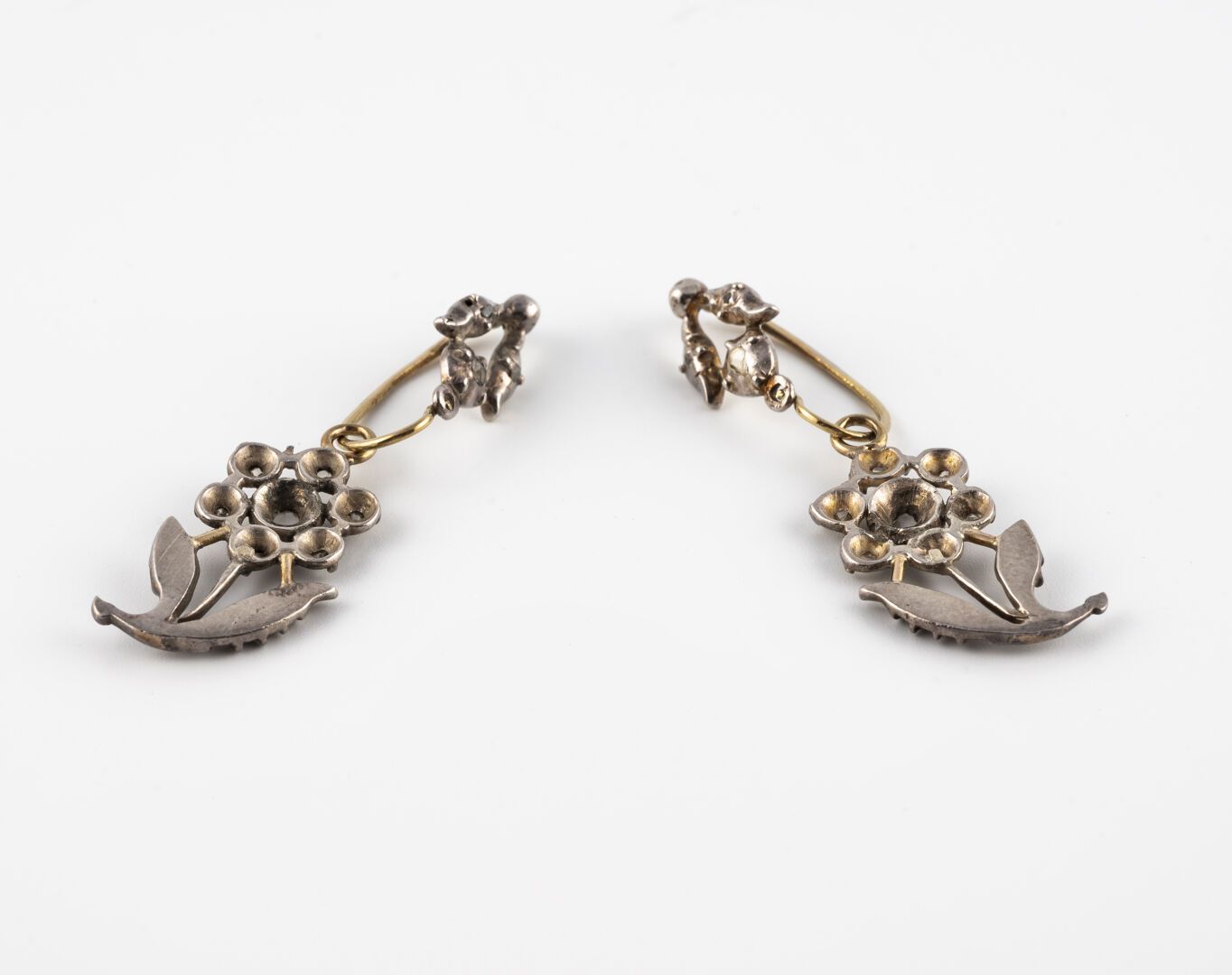 Null Paire de pendants d'oreilles en or jaune et or gris (750) et (585) et argen&hellip;