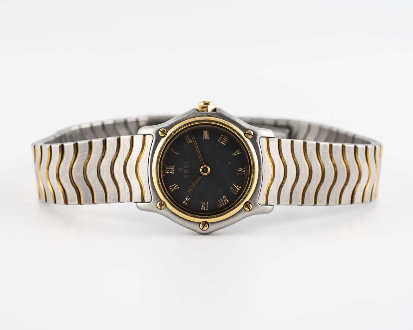 EBEL "Wave" vers 1990 Ladies' watch in steel and yellow gold (750). 

Round cush&hellip;