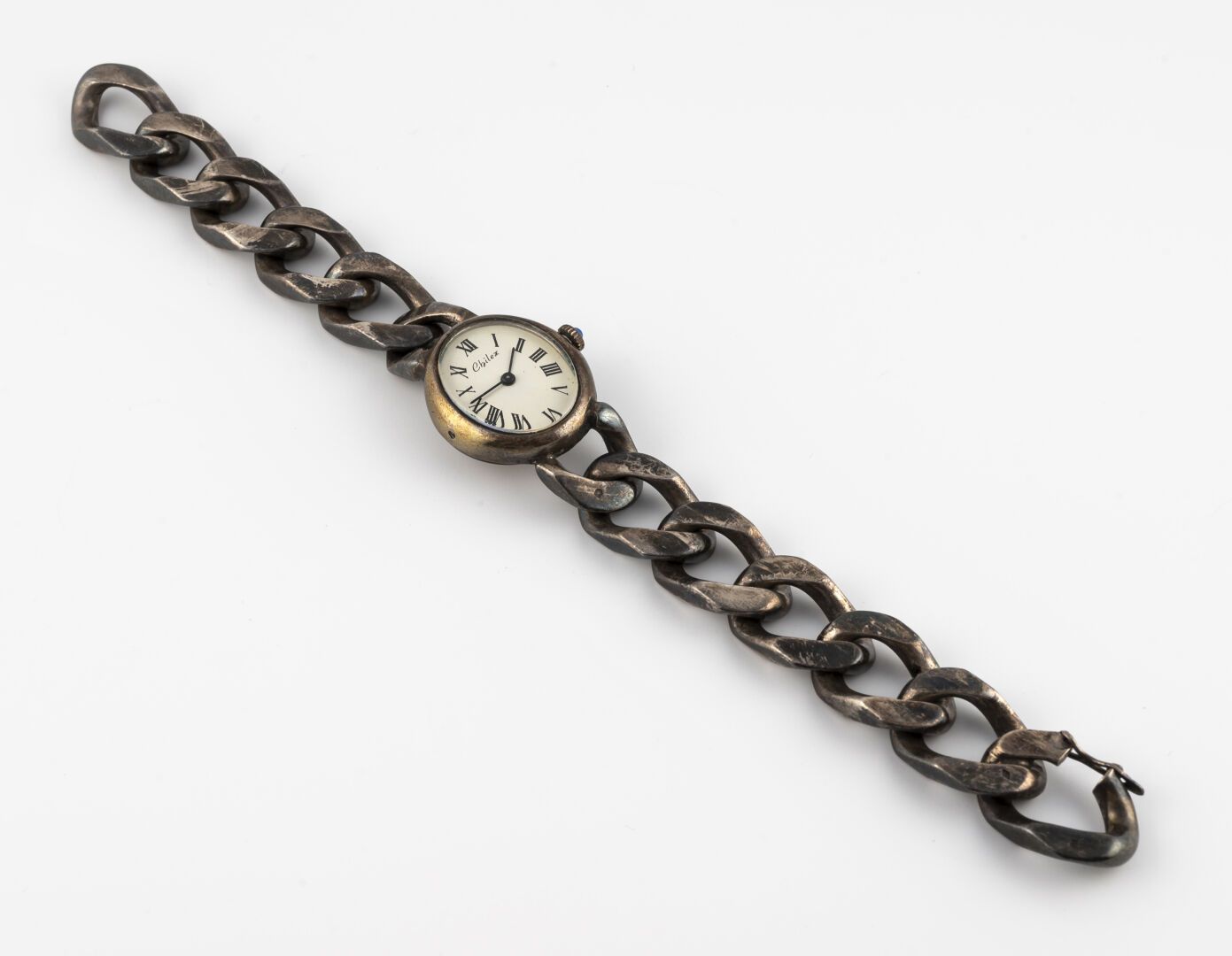 CHILEX vers 1970 Reloj de señora en plata, caja ovalada, corona con cabujón azul&hellip;