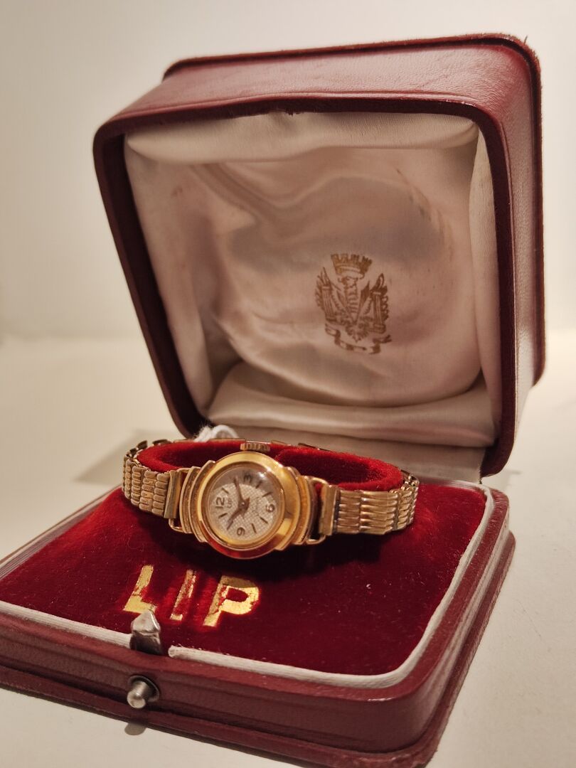 LIP, Junior Ladies' wristwatch .

Circular case in yellow gold (750).

Silvered &hellip;