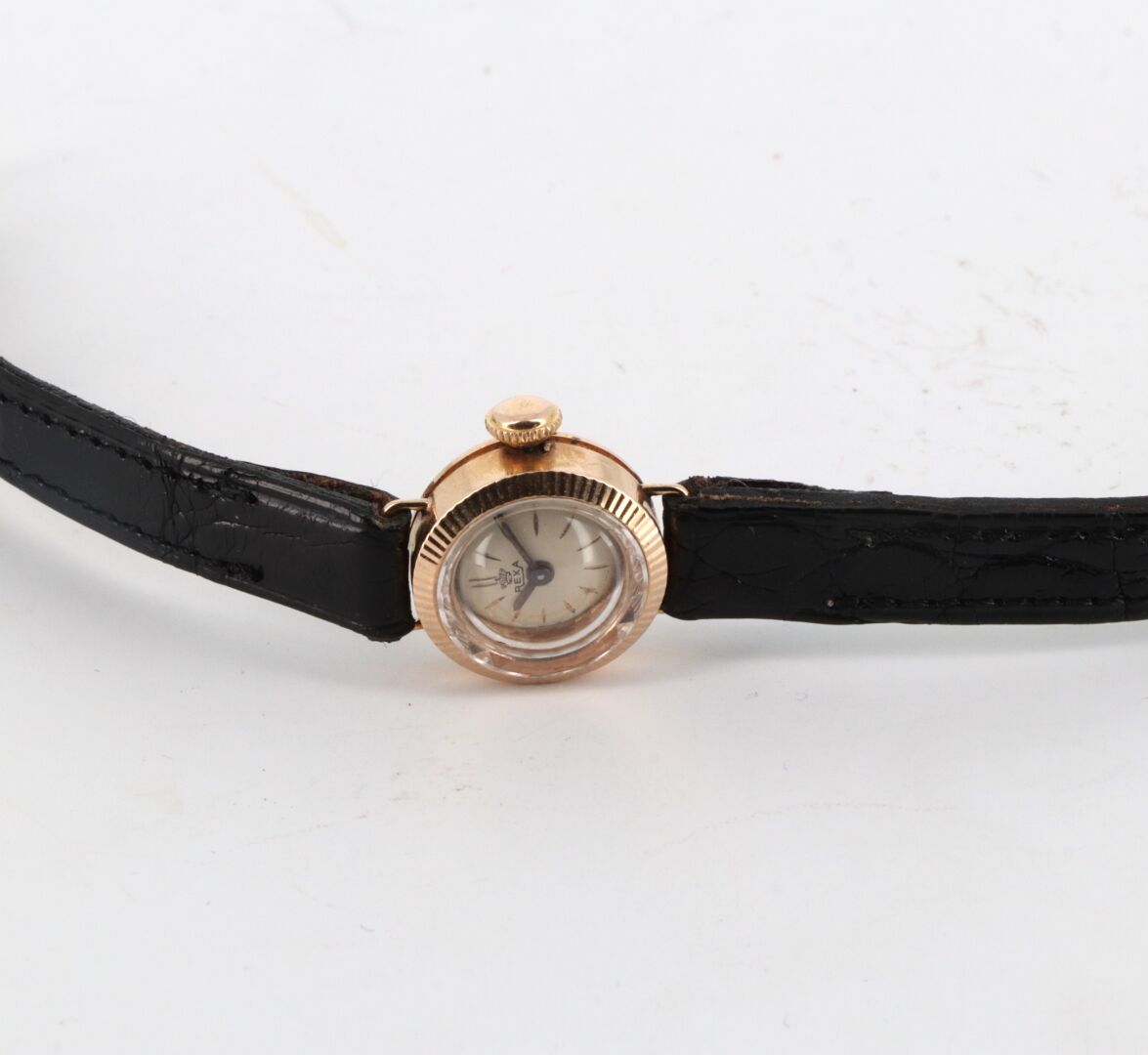 REXA vers 1965 黄金（750）女士腕表，小圆形表壳，带凹槽表圈，旋入式表冠和夹式表背。

灰色表盘，金质刻度，金线指针。

机械机芯，手动上链。
&hellip;