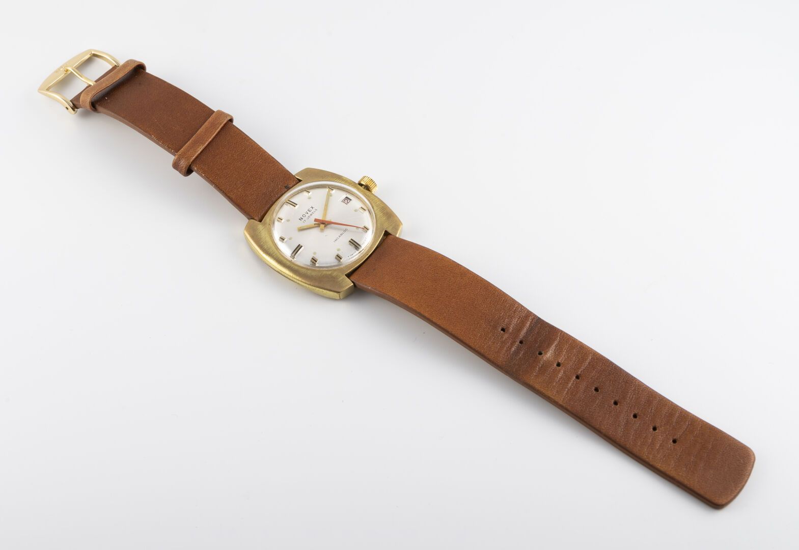 NOVEX vers 1970 Montre bracelet en métal plaqué, boitier coussin matifié, couron&hellip;