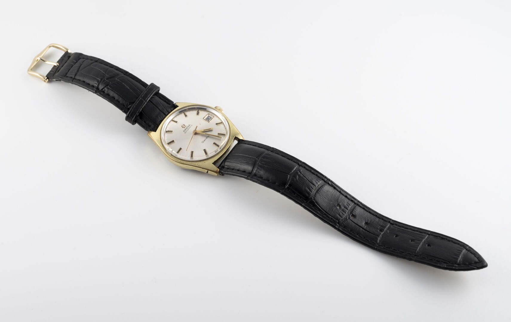 OMEGA Genève ref. 166.041 vers 1970 电镀金属腕表，枕形表壳，直柄，旋入式表冠和表背。

香槟色的表盘上有金质刻度，黑漆轨道，&hellip;