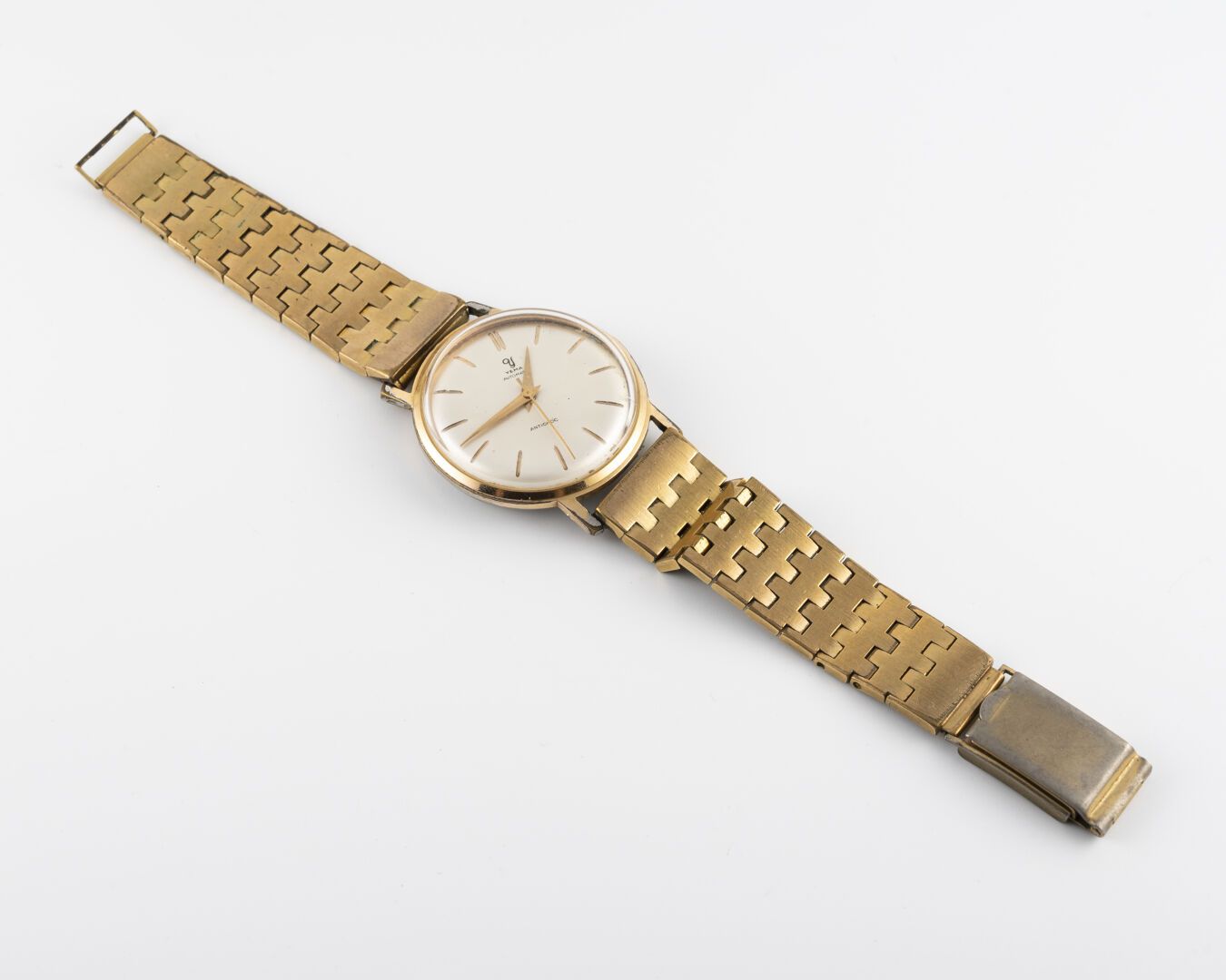 YEMA, vers 1960 Montre bracelet en métal plaqué, boitier rond à lunette lisse, m&hellip;