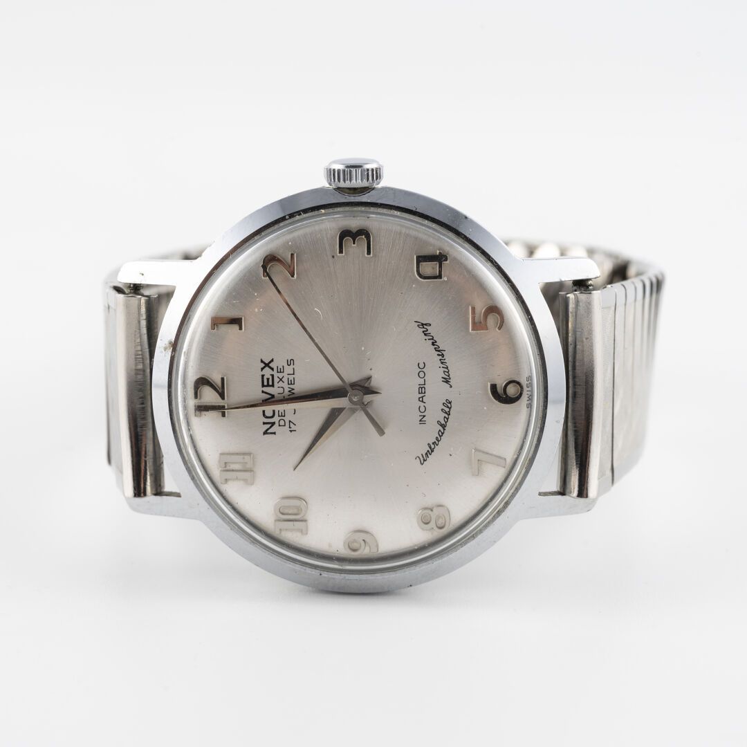 NOVEX De Luxe vers 1960 Montre bracelet en acier, boitier rond à cornes droites,&hellip;