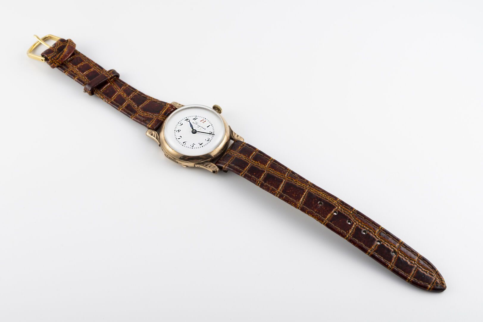 LONGINES "montre d'officier" vers 1920 手表，圆形电镀金属表壳，带有装饰和风格化的角，加拿大市场的A.W.C.表壳背面，铰&hellip;