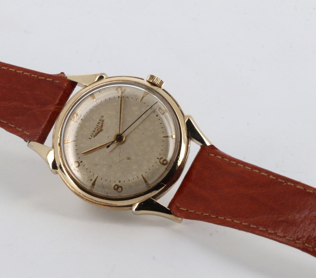 LONGINES - WITTNAUER vers 1960 电镀金属腕表，优雅的圆形表壳，带有 "牛角 "把手，光滑的表圈，螺旋式服务表冠和夹式钢背。

灰色&hellip;