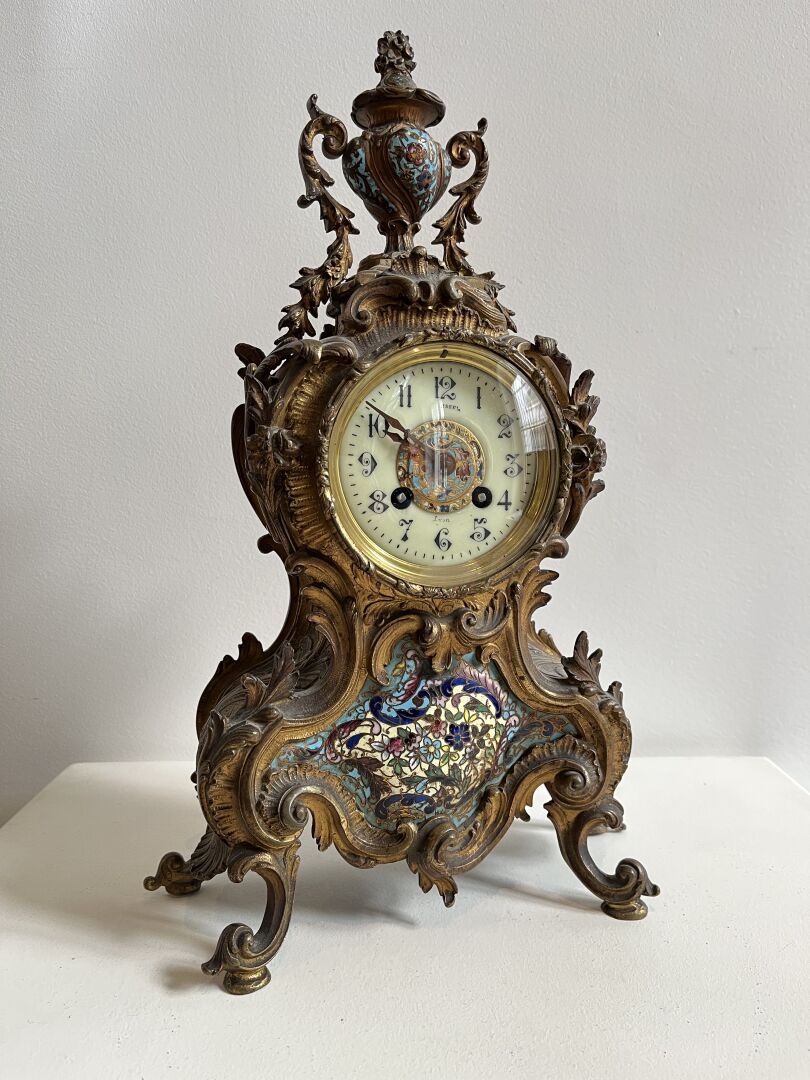 Pendule en bronze doré et émaux cloisonnés vers 1890 路易十五风格的大型肚皮钟，装饰有叶子、刺桐叶、贝壳和风&hellip;