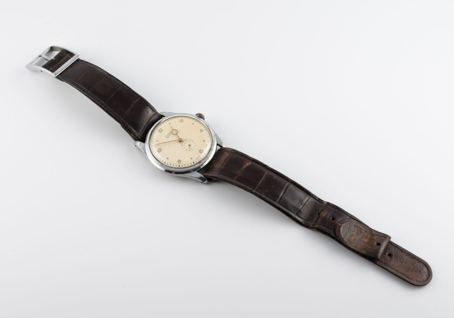 ALPHA ref. 5507 vers 1950 Montre bracelet en acier, boitier tonneau à large lune&hellip;