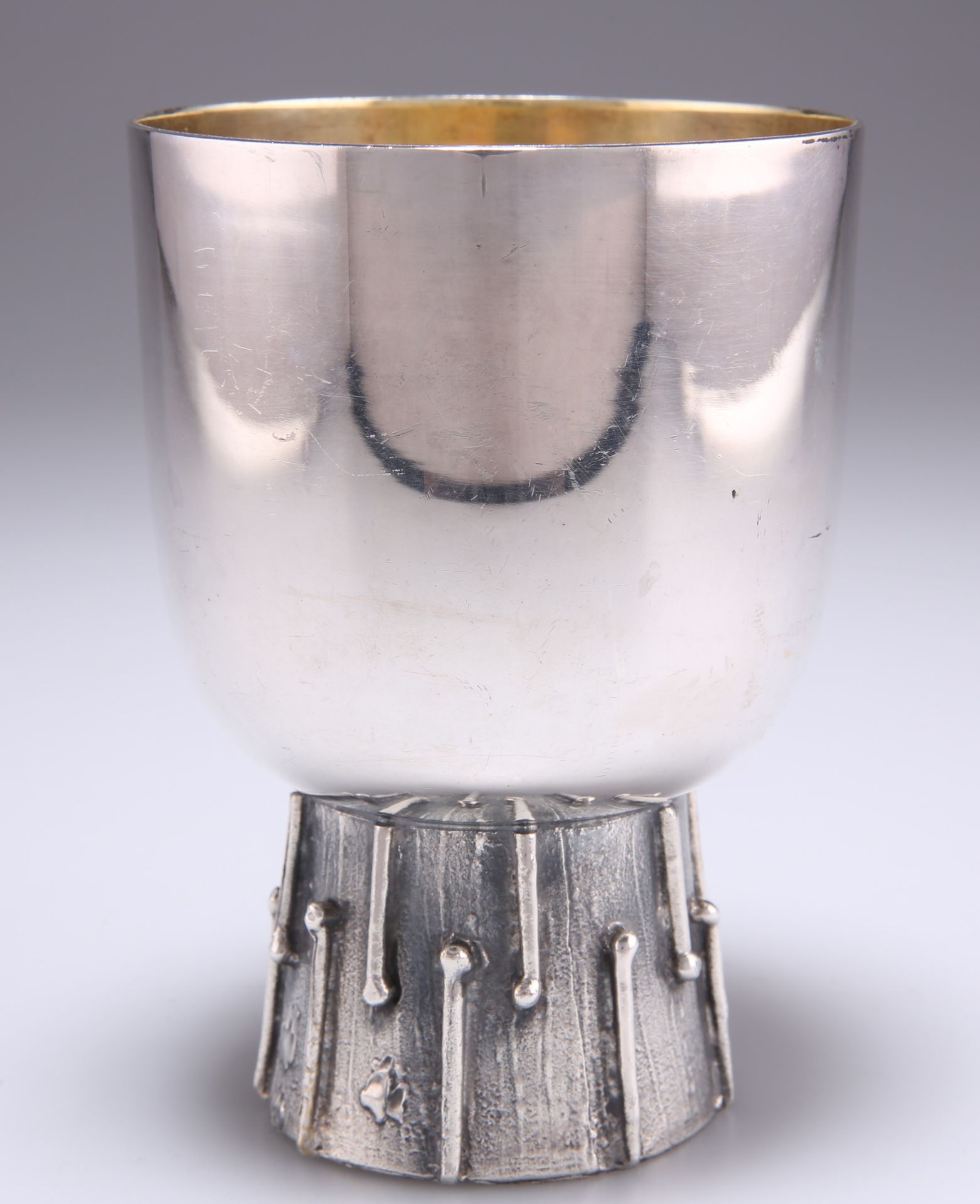 Null 一个现代派的镀银高脚杯，圆形的碗，内部镀金，凸起于一个有纹理的圆锥形脚。高12厘米