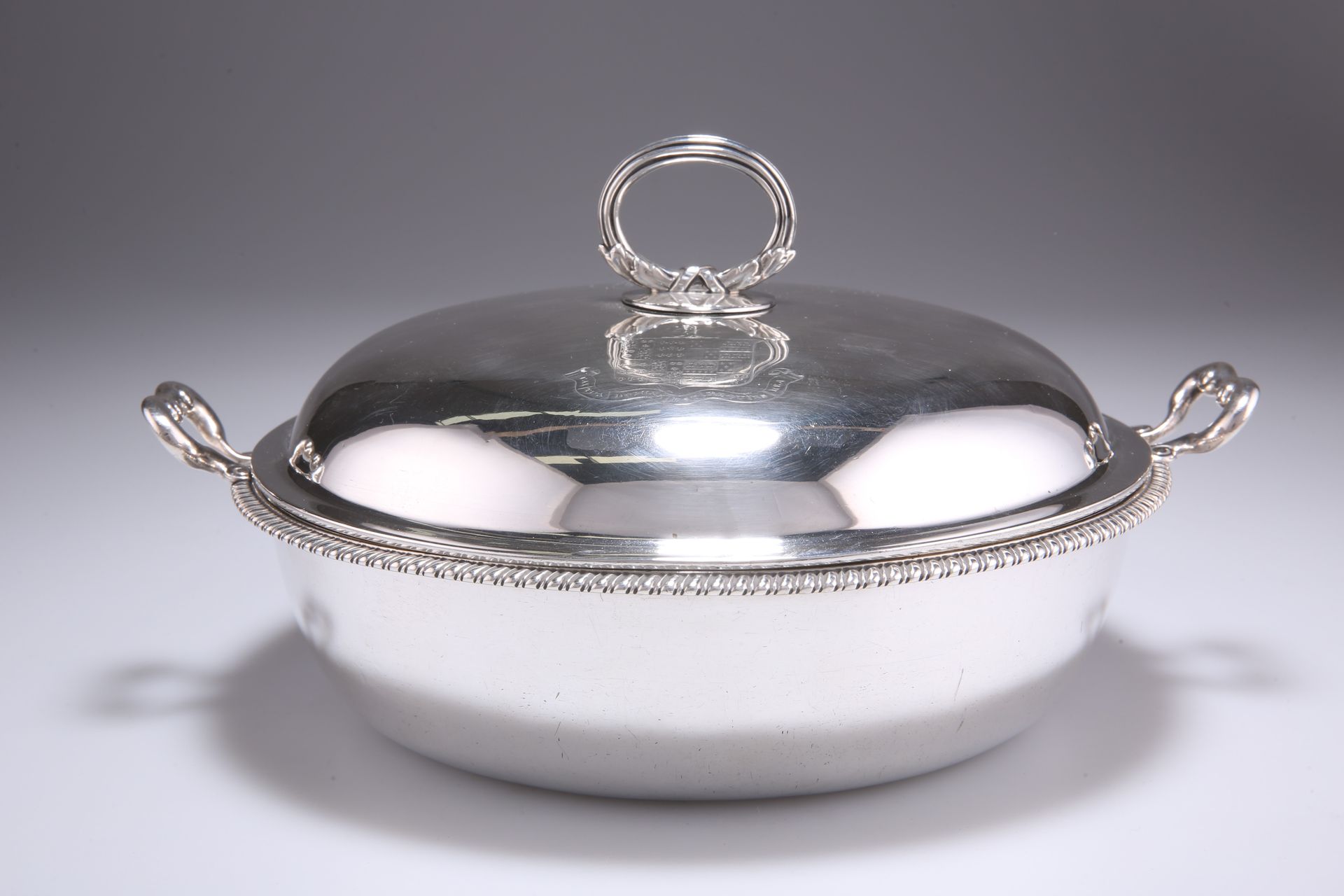 Null 乔治三世的银制罐子和盖子，由William Stroud制作，伦敦1813年，圆形，有两个双卷轴把手，圆拱形的盖子有芦苇和叶形的环形把手，罐子有珠子和&hellip;