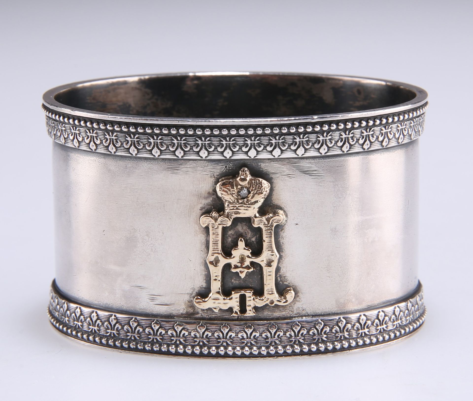 Null 一枚俄罗斯银质纳金戒指，椭圆形，金质镶有首字母，冠部镶有一颗小钻石，有Faberge标记。6厘米宽，1.6金衡盎司608036
