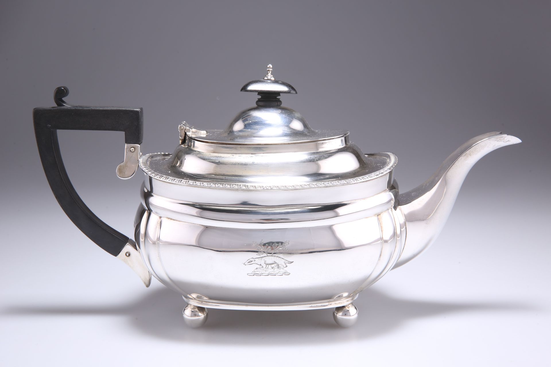 Null 乔治五世银质茶壶，由C-S-Harris & Sons Ltd，伦敦1927年出品，圆形长方形，有裂角，肩部有镶边，铰链式圆顶盖有木制把手，有棱角的木&hellip;