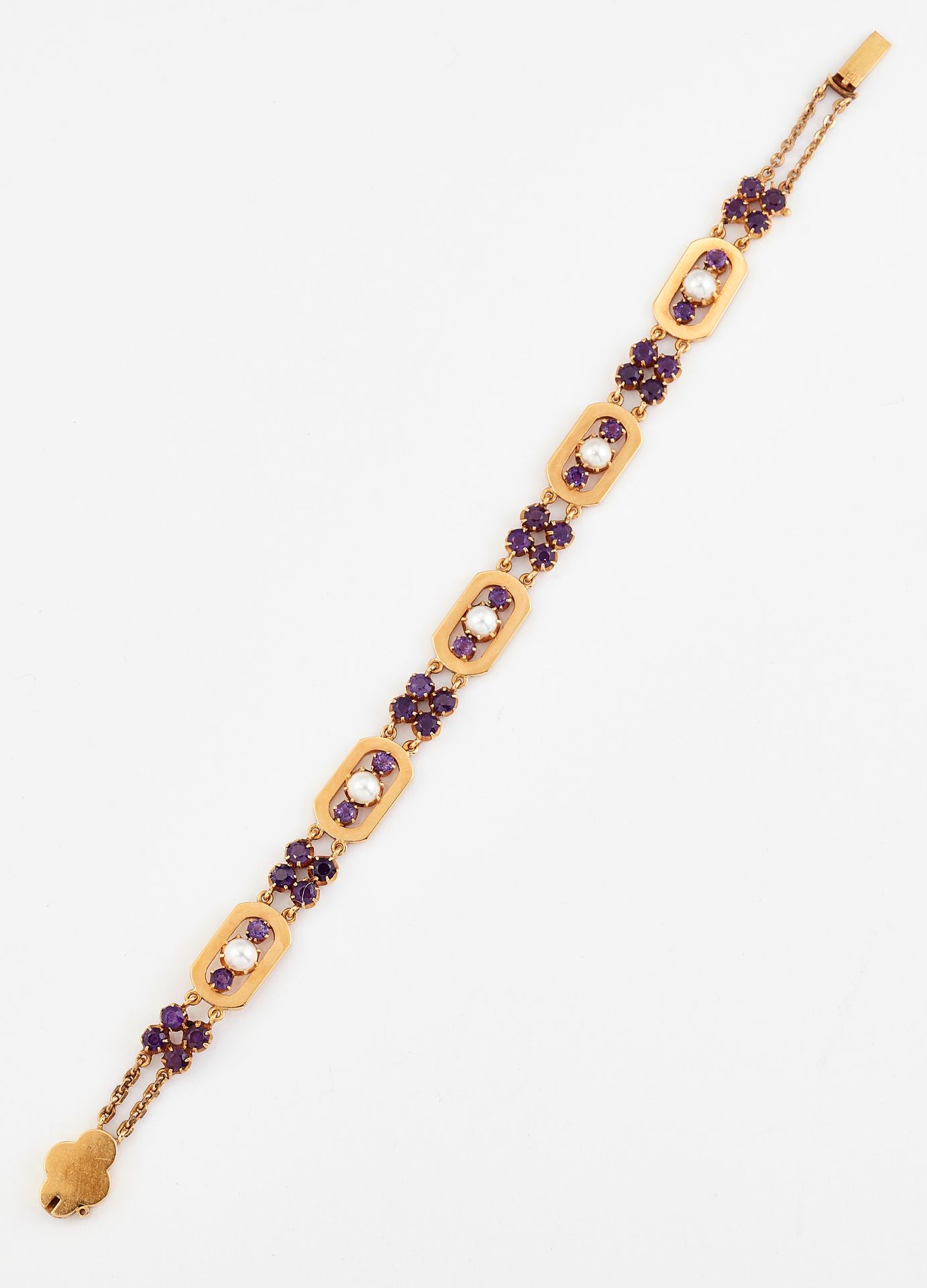 Null 紫水晶和裂开式珍珠手镯，长方形的链节上镶嵌着裂开式珍珠和圆形紫水晶，中间有多组紫水晶。长17.5厘米，宽8厘米，重14.9克200400120整体状况&hellip;