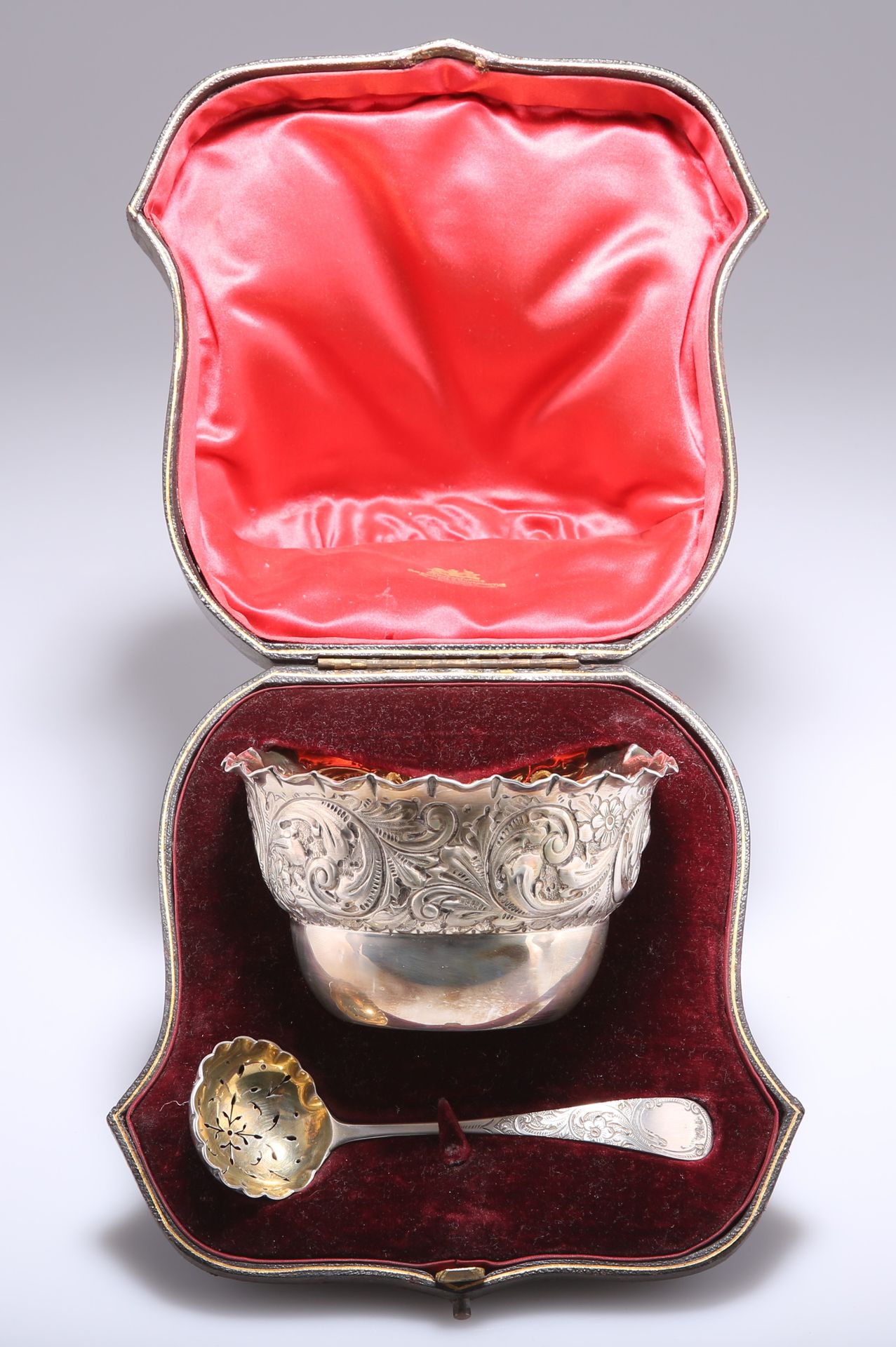 Null 威廉-吉布森和约翰-劳伦斯-朗曼（William Gibson & John Lawrence Langman）于1897年制作的维多利亚银碗和筛勺，&hellip;