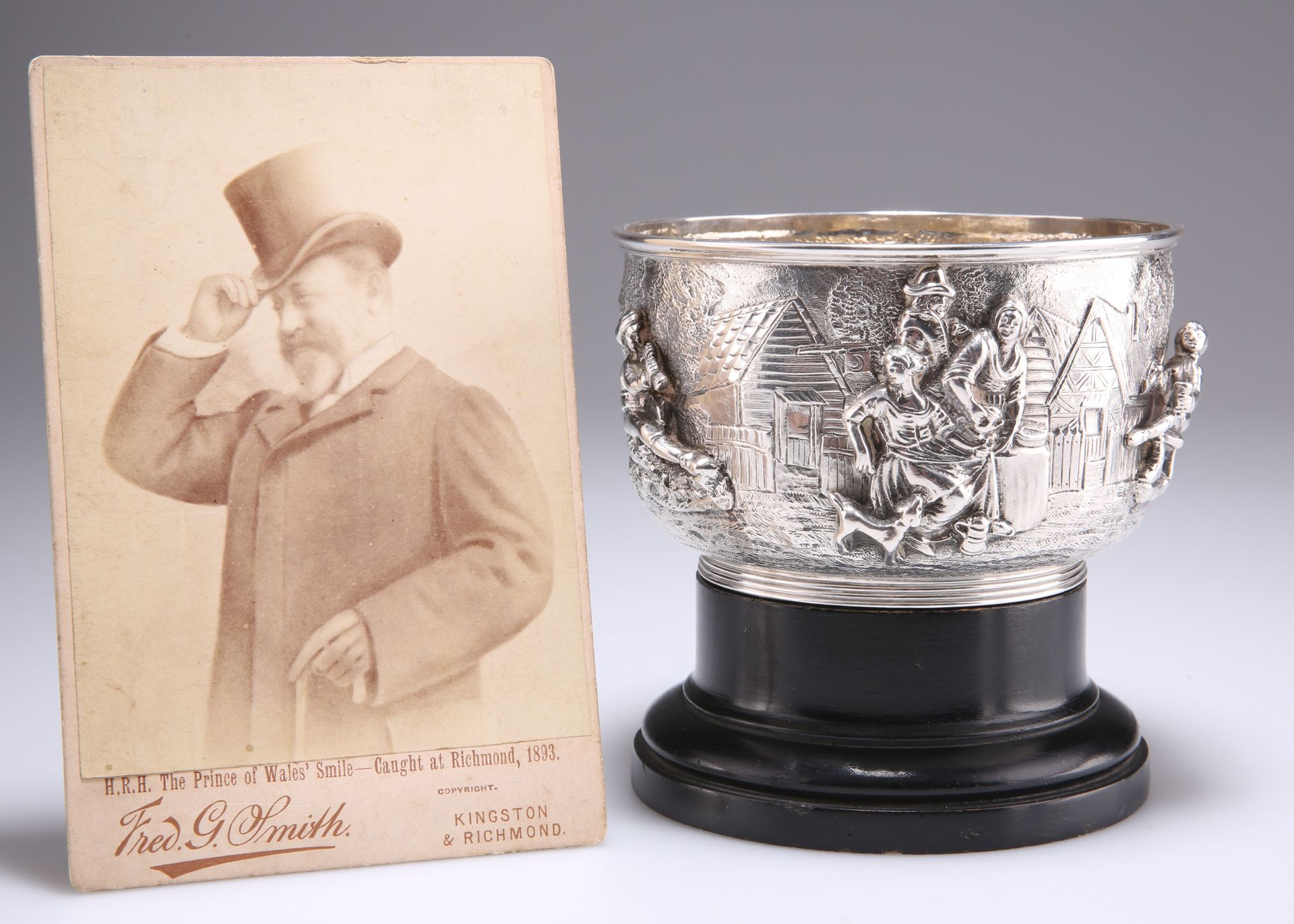 Null A VICTORIAN SILVER ROYAL PRESENTATION BOWL, di Francis Boone Thomas, Londra&hellip;