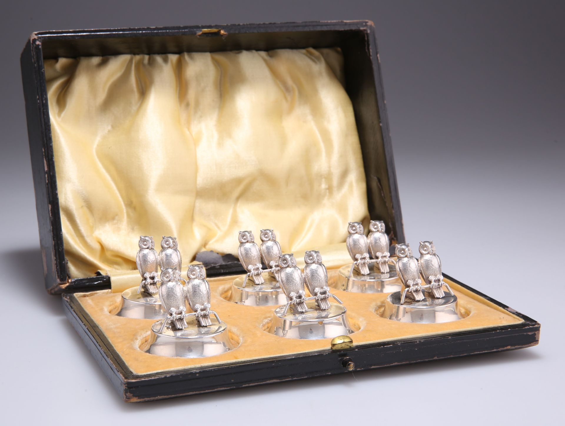 Null 一套六件爱德华银质新式菜单架，由Levi & Salaman，伯明翰1908年制作，每个都是一对栖息的猫头鹰的模型，在圆形底座上，装在一个合适的盒子里&hellip;