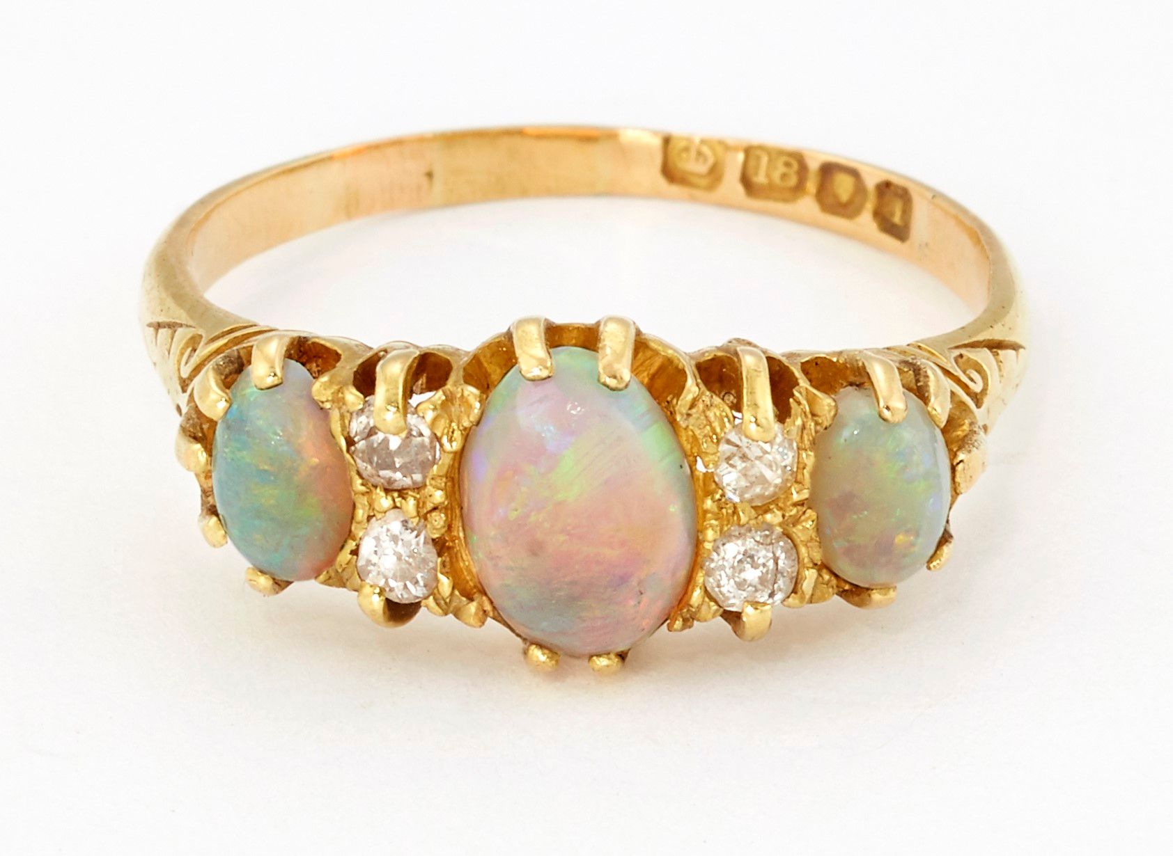 Null OPAL- UND DIAMANTENRING AUS 18 Kt. GOLD, drei ovale Opale, dazwischen Paare&hellip;