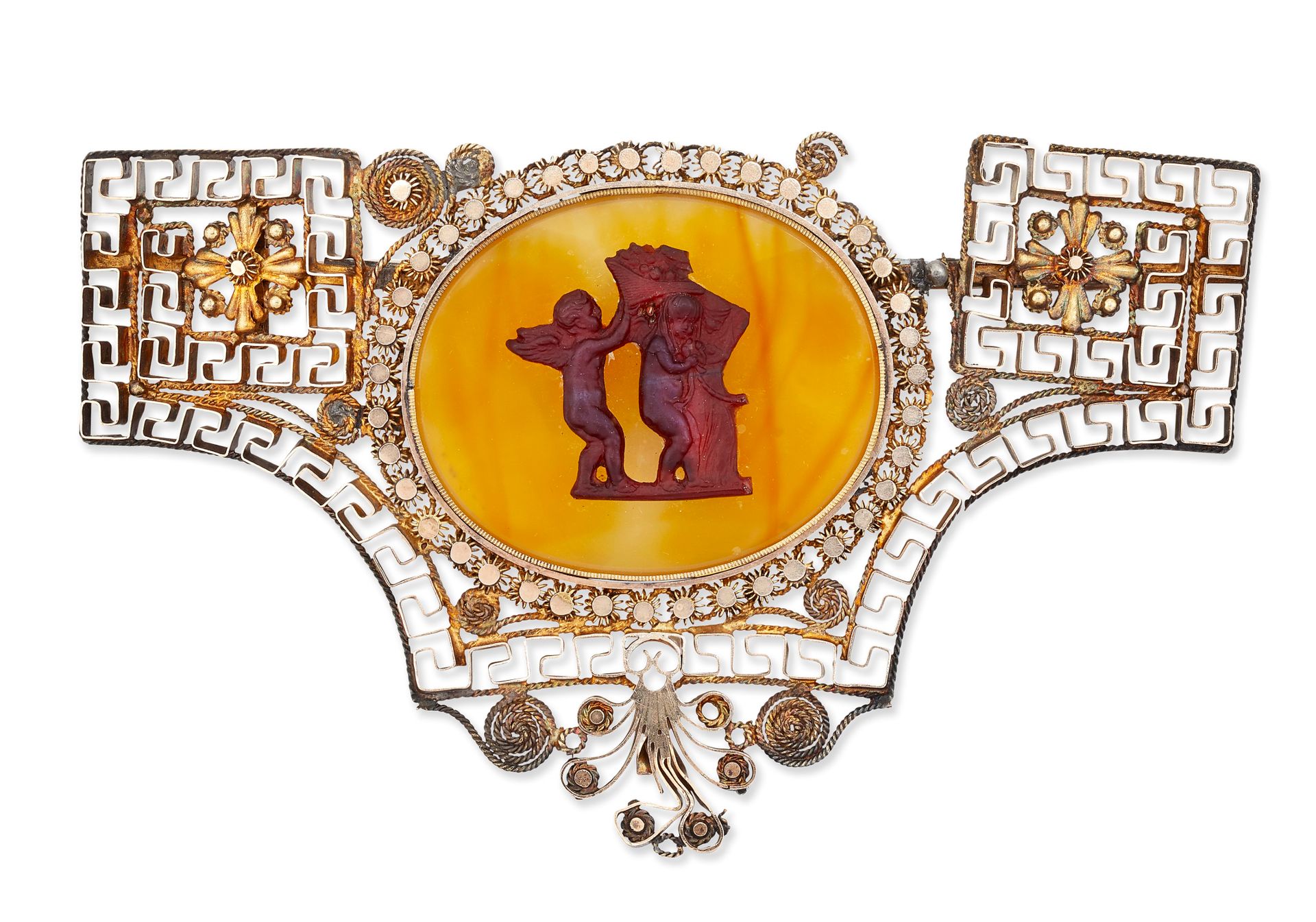 Null 一个19世纪的胸针或饰品，一个椭圆形的粘贴双头浮雕，描绘了两个从事葬礼的普蒂，在一个丝线边框和一个镂空的希腊钥匙框架内。尺寸为5.5cm x 9.5c&hellip;