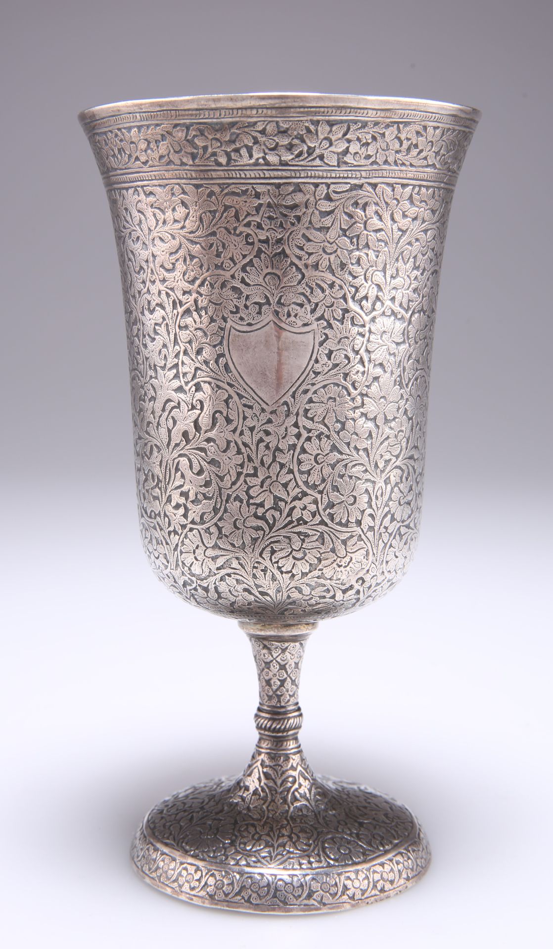 Null 19世纪波斯银高脚杯，无标记，钟形杯和基座底，全身都有密密麻麻的叶子和一个空心的卡口。16.5厘米，8.8金衡制盎司250350150