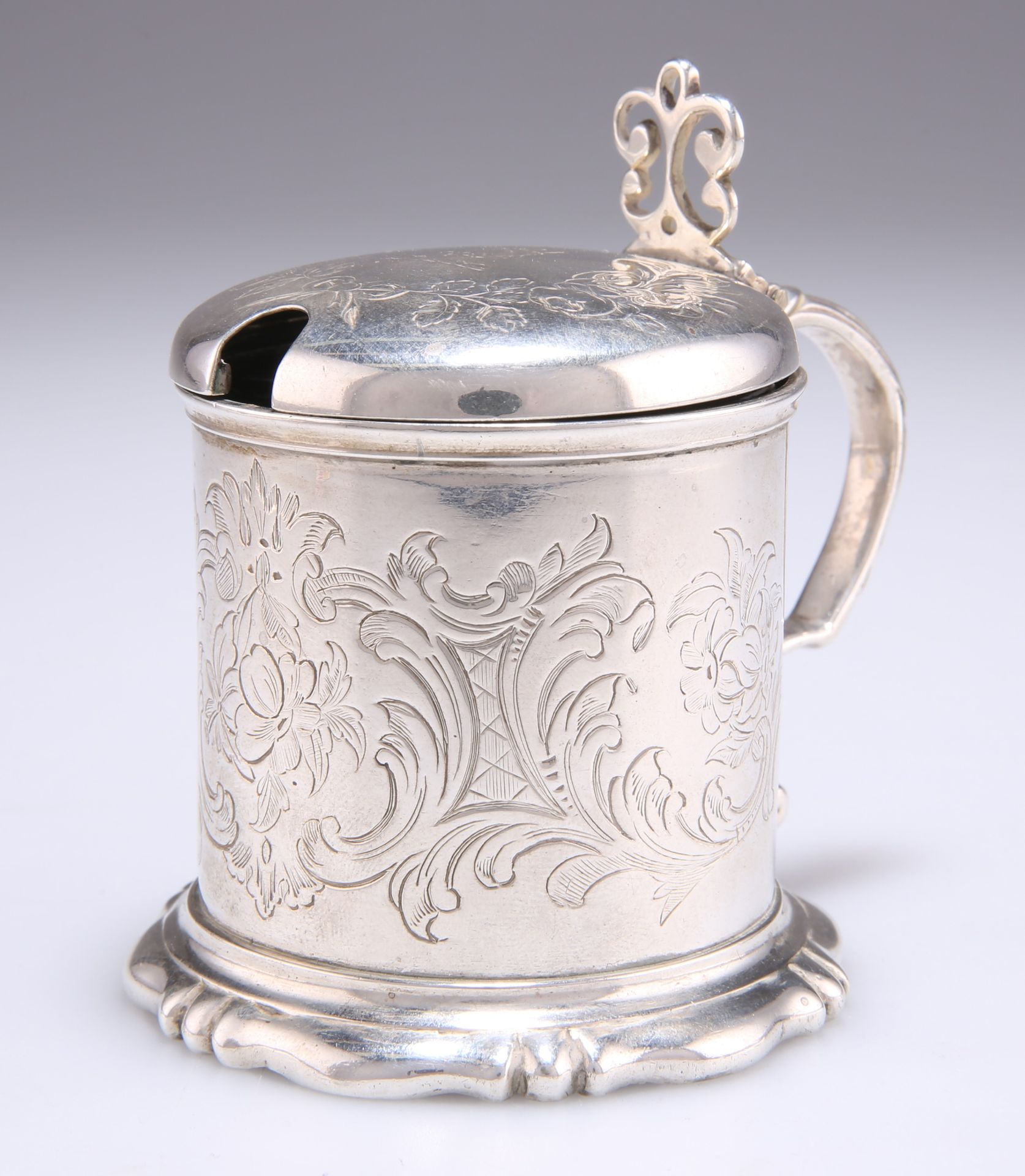 Null 维多利亚银质芥末罐，由Daniel & Charles Houle制作，伦敦1863年，圆柱形，带圆顶铰链盖，刻有滚动的树叶和徽章。高8.5厘米120&hellip;