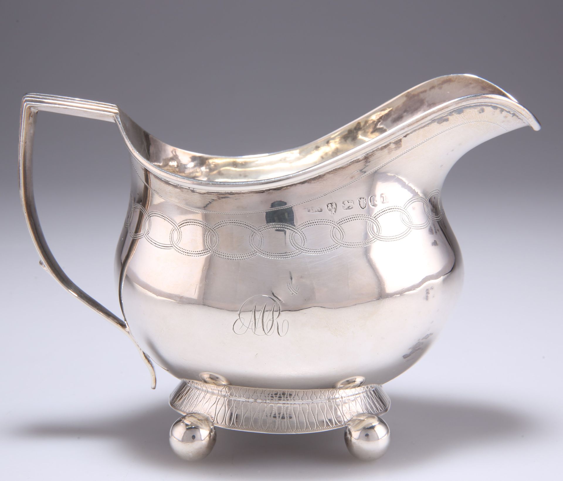 Null 托马斯-沃森（Thomas Watson）于1799年在纽卡斯尔制作的乔治三世银质奶油壶，球状的椭圆形，带有棱角的带状手柄，凸起于一个喇叭形的椭圆形底&hellip;