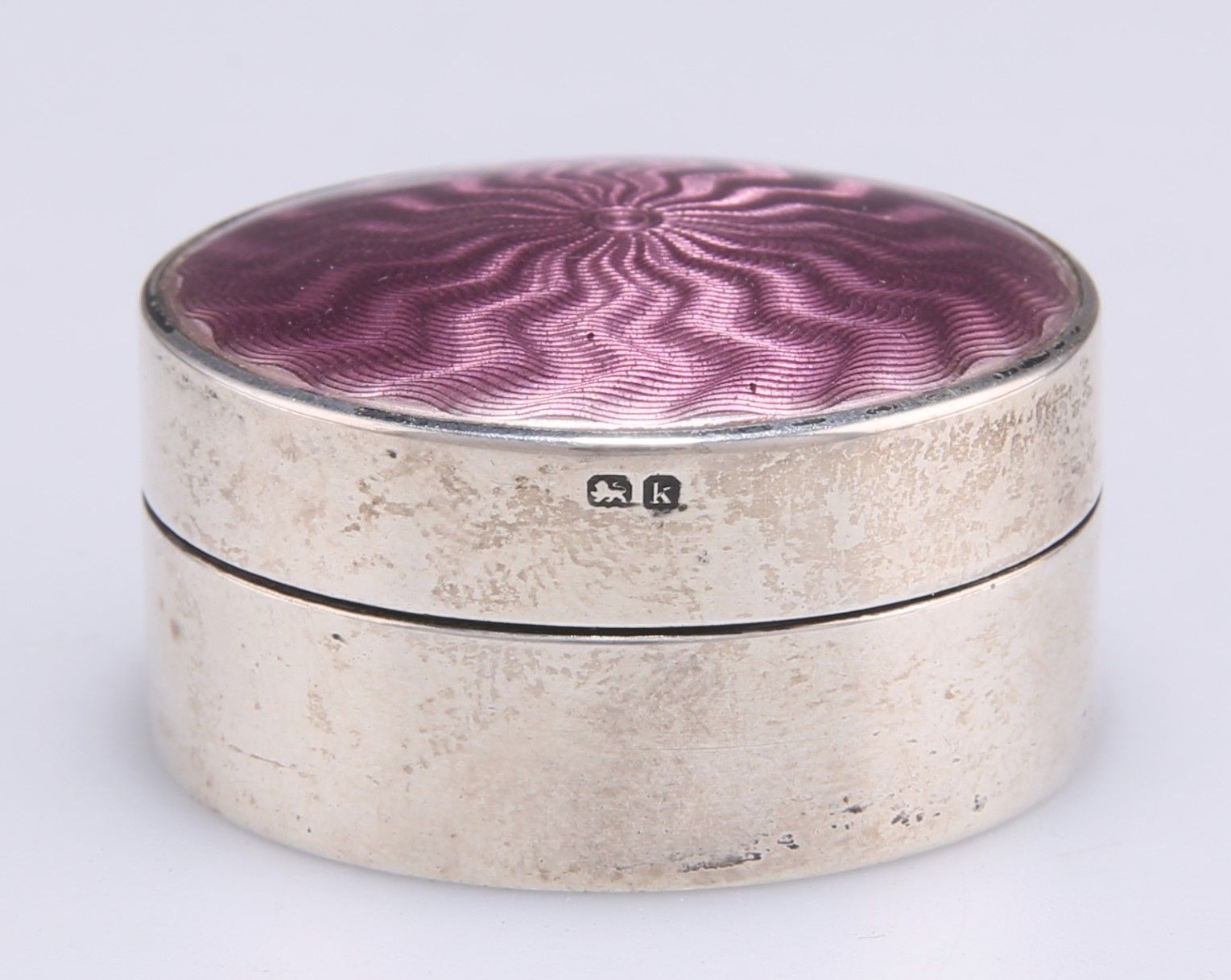 Null 爱德华银和珐琅盒，由詹姆斯-芬顿设计，伯明翰1909年，圆形，拉开盖子有紫色玑镂珐琅。直径3.9厘米10015060