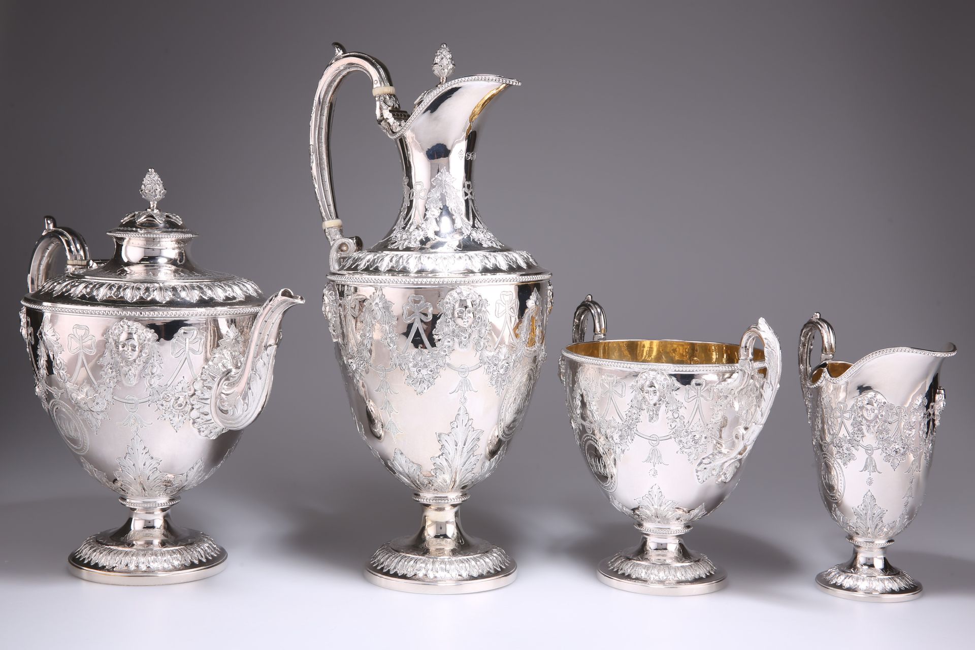 Null 精美的维多利亚时期四件套银质茶具，由Richard Martin & Ebenezer Hall, London 1889制作，包括茶壶、热水壶、奶油&hellip;