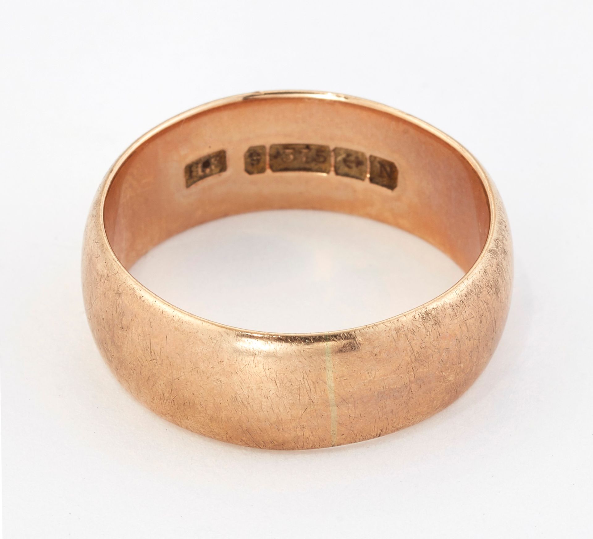 Null A 9CT GOLD BAND RING, hallmarked Birmingham 1937, ring size Q. 6 grams60803&hellip;