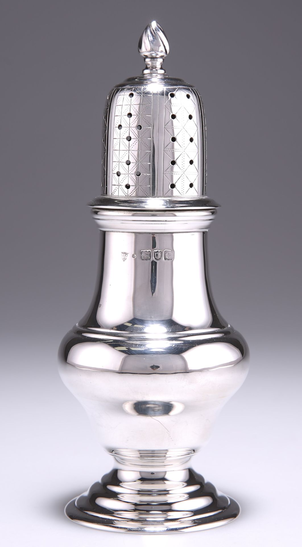 Null 一个维多利亚时代的银制糖罐，由Edward John Haseler & Noble Haseler制作，伦敦，1900年，柱形，穿孔的盖子上有几何雕&hellip;