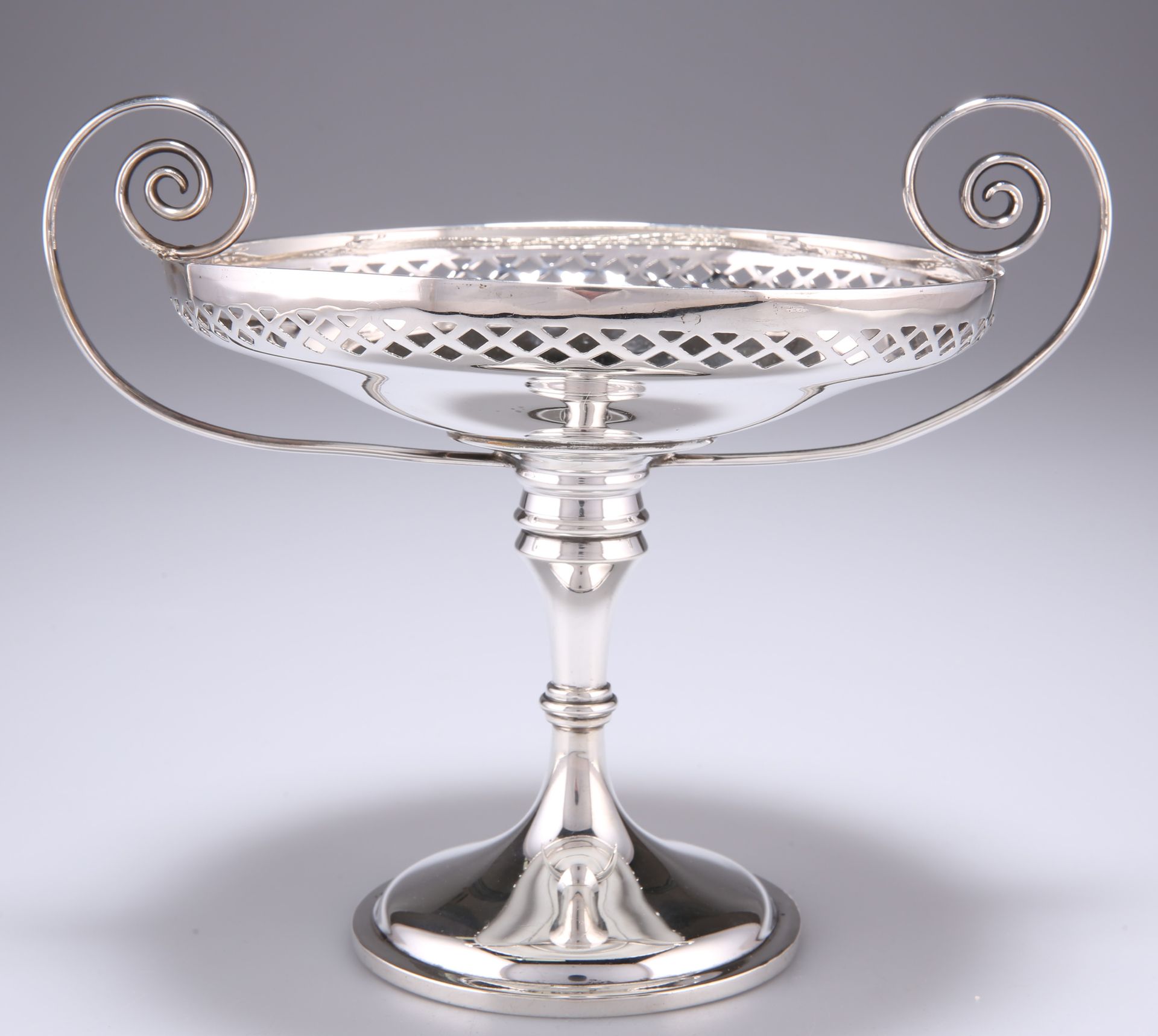 Null TAZZA EN ARGENT EDWARDIEN, par Marples & Co, Sheffield 1909, circulaire, av&hellip;