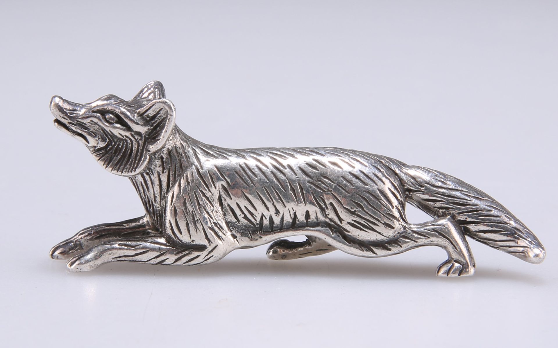 Null AN ELIZABETH II CAST SILVER MODEL OF A FOX, von H J, London 2009. 6,5 cm la&hellip;