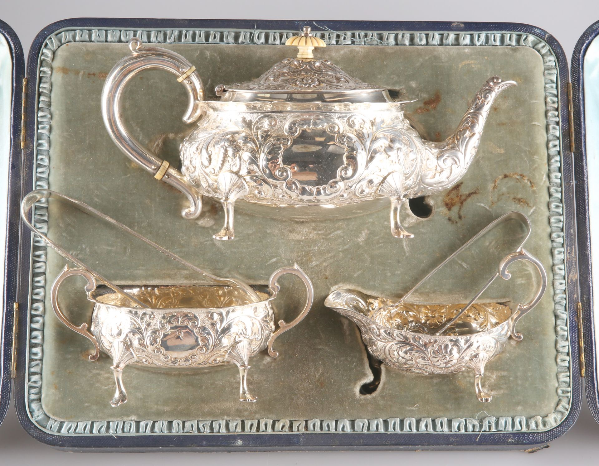 Null VICTORIAN银制三件套茶具，由Horace Woodward & Co Ltd, London 1896制作，椭圆形的柱子，上面刻有滚动的叶子和&hellip;