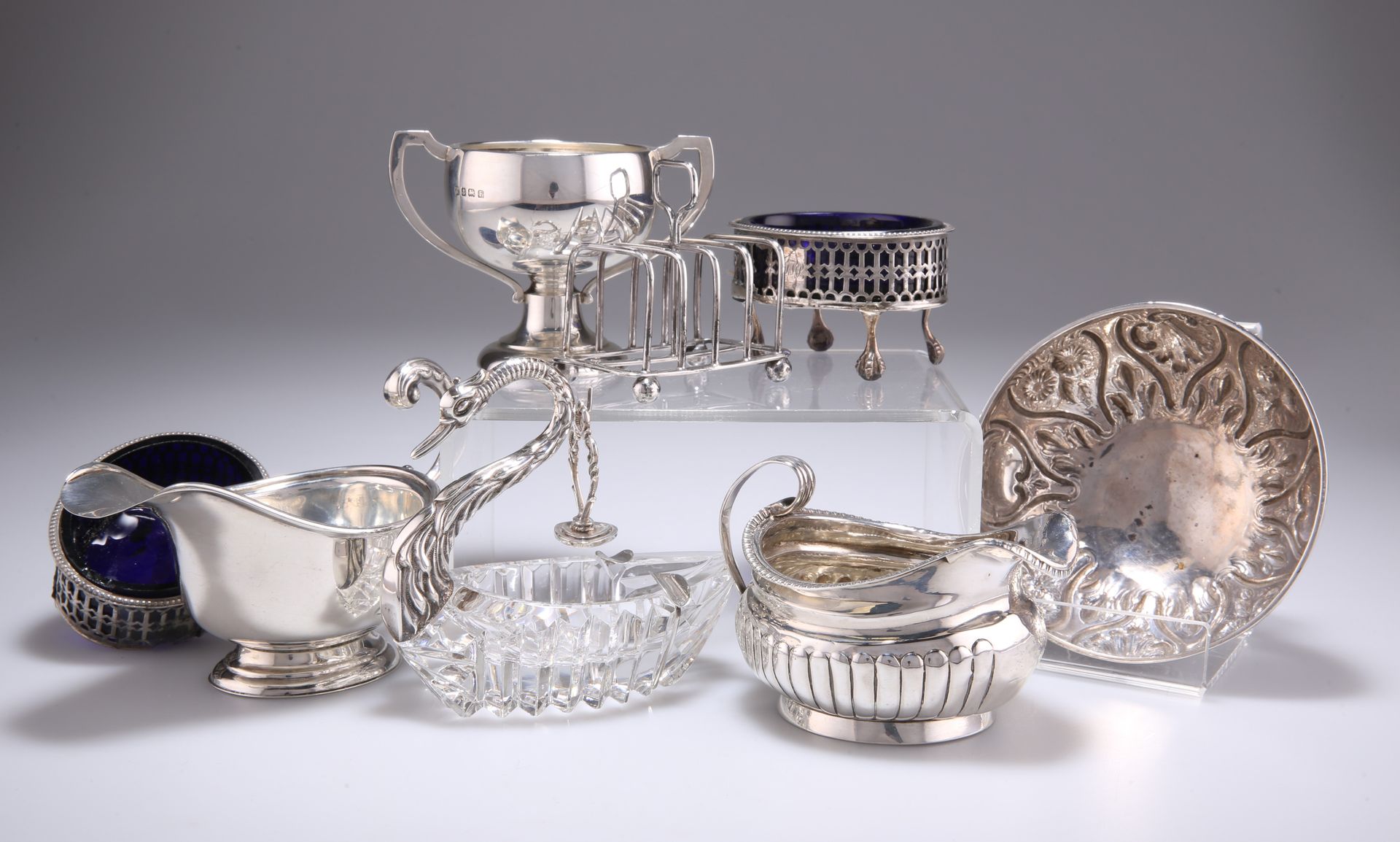 Null 一组银器，包括一个乔治三世的奶油壶，伦敦1812年；一个维多利亚时代的碗，由Hilliard & Thomason制作，伯明翰1890；等等。(8) &hellip;