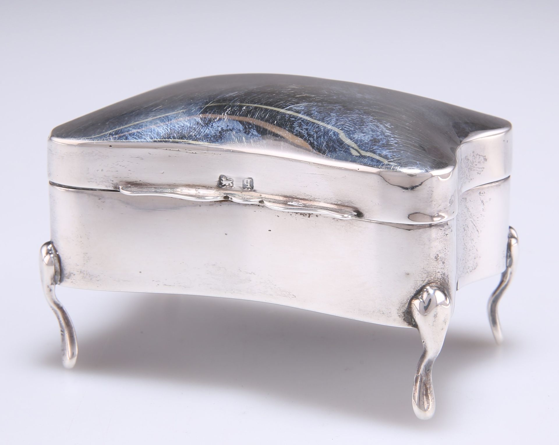 Null 伯明翰T Hazlewood & Co公司生产的乔治五世银饰盒，1915年，匣子的形状是长方形的，有铰链的盖子，在卷轴脚上凸起。7.5厘米宽，2.3金&hellip;