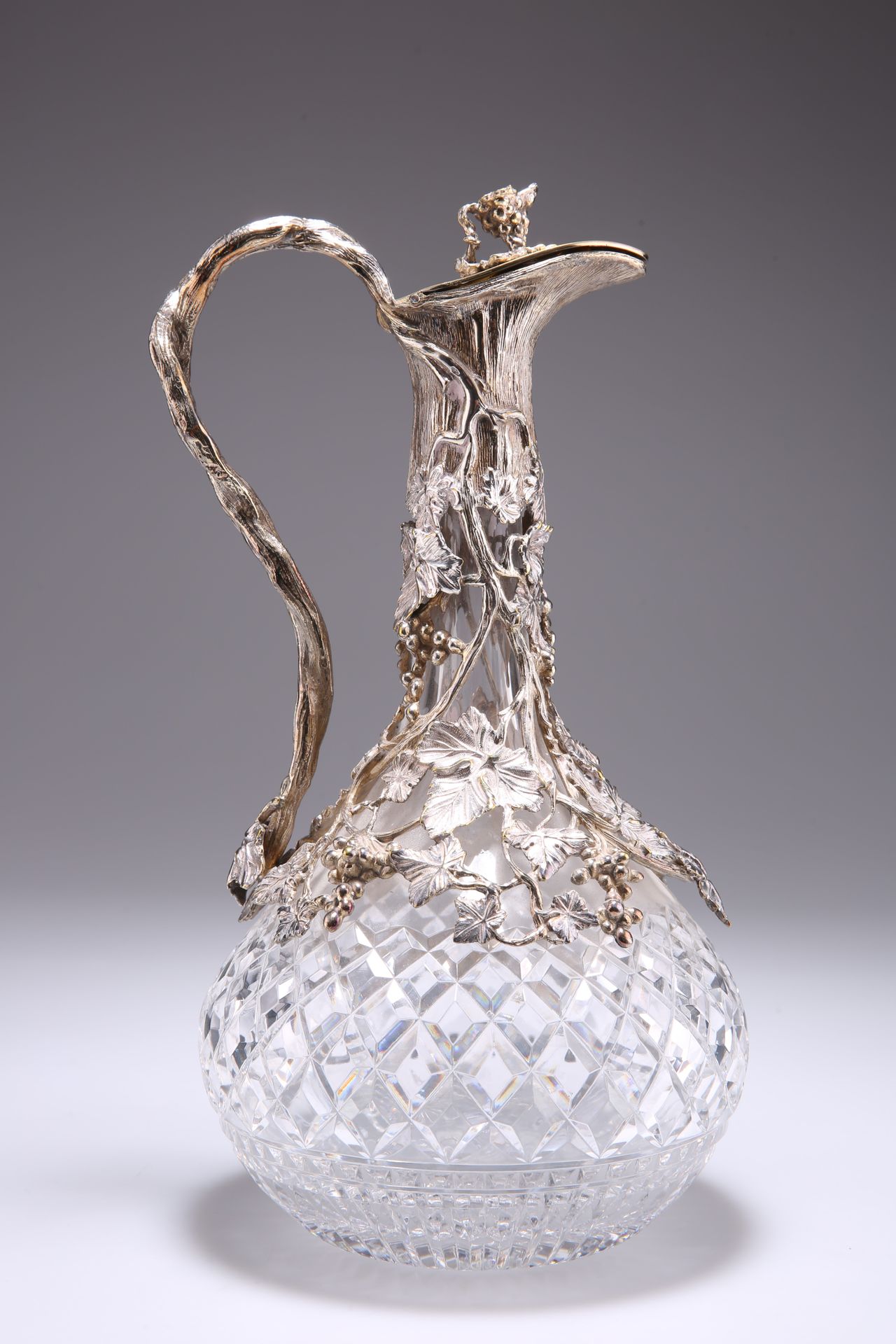 Null 大卫-肖银器有限公司生产的维多利亚风格的银板镶嵌切割玻璃杯，有葡萄状的镂空把手，部分包覆着穿孔的果实藤蔓。高26厘米608036