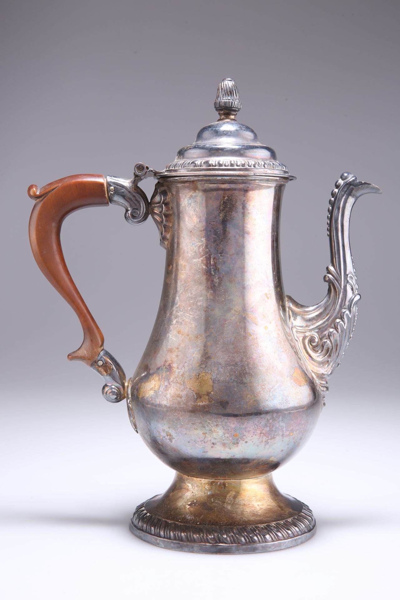 Null 一个旧的谢菲尔德板咖啡壶，约1770年，阳台形式，边缘有锯齿，叶子形状的水嘴。高25.5厘米507030
